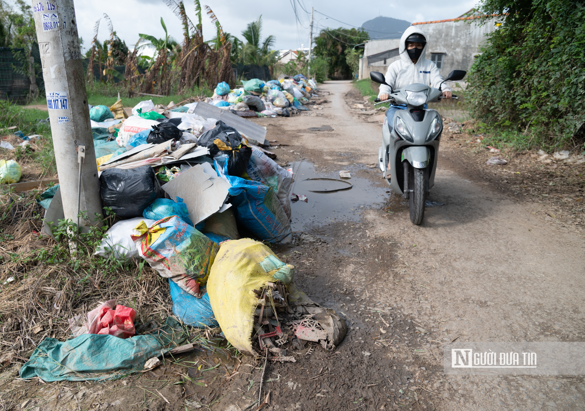 Đắk Lắk: Lũ rút rác vẫn "ngập ngụa" trên đường, người dân lo ô nhiễm môi trường- Ảnh 3.