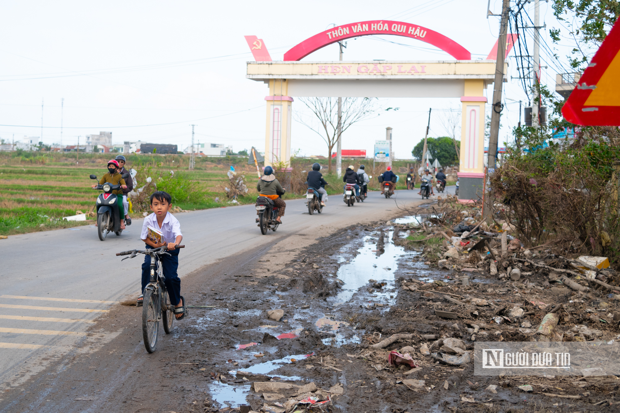 Đắk Lắk: Lũ rút rác vẫn "ngập ngụa" trên đường, người dân lo ô nhiễm môi trường- Ảnh 10.