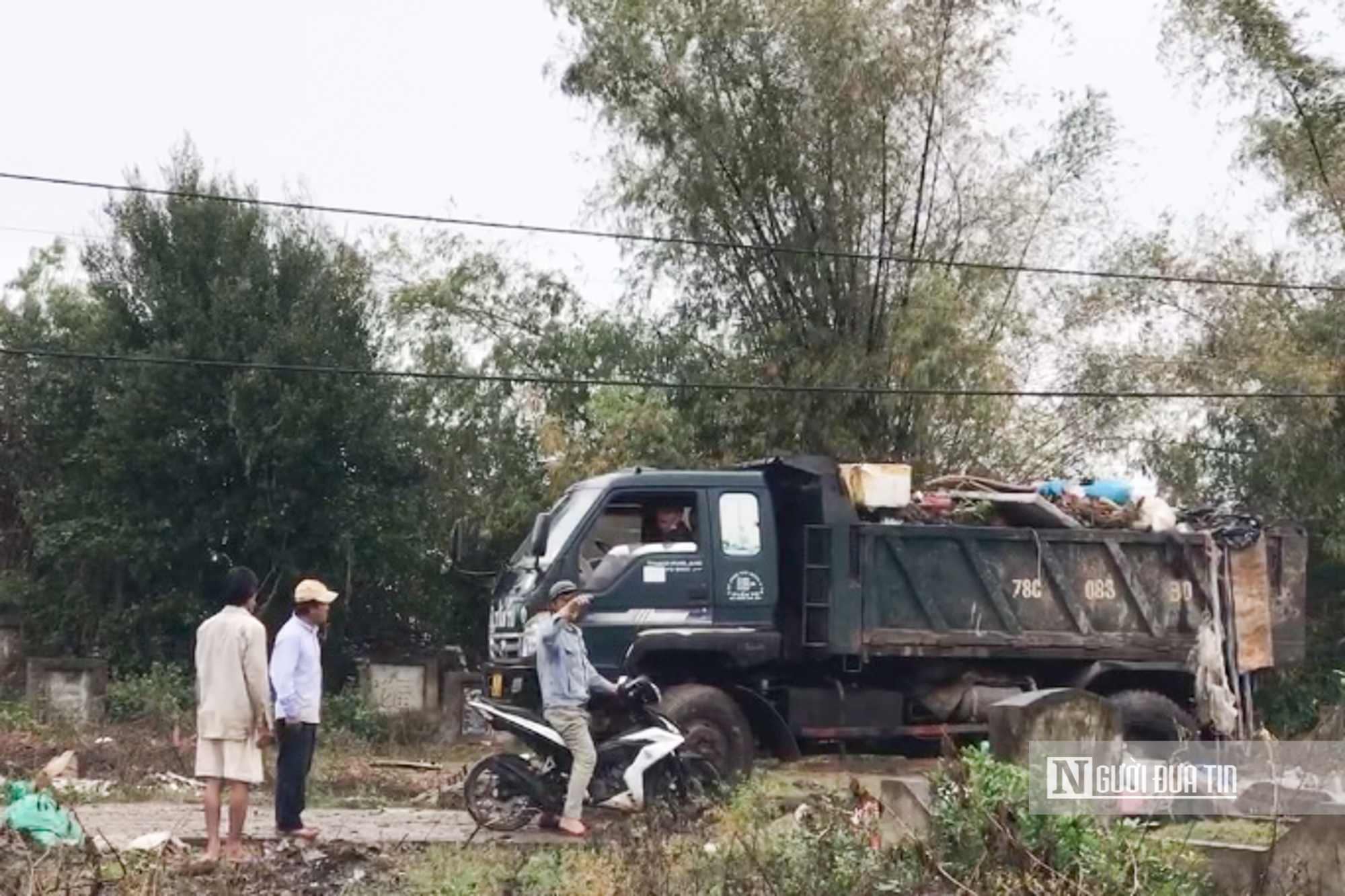 Đắk Lắk: Lũ rút rác vẫn "ngập ngụa" trên đường, người dân lo ô nhiễm môi trường- Ảnh 7.