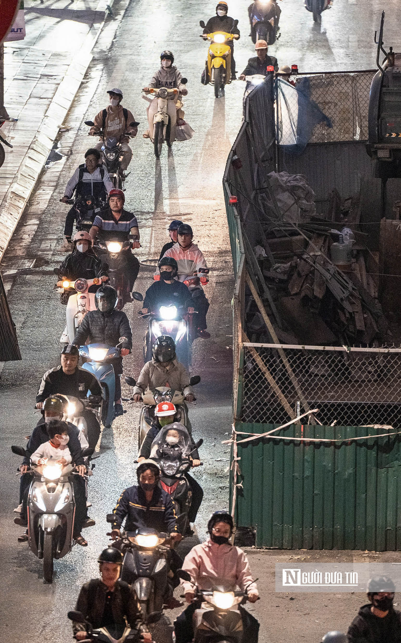 Hà Nội: Người dân chật vật di chuyển qua làn đường dày đặc lô cốt - Ảnh 2.