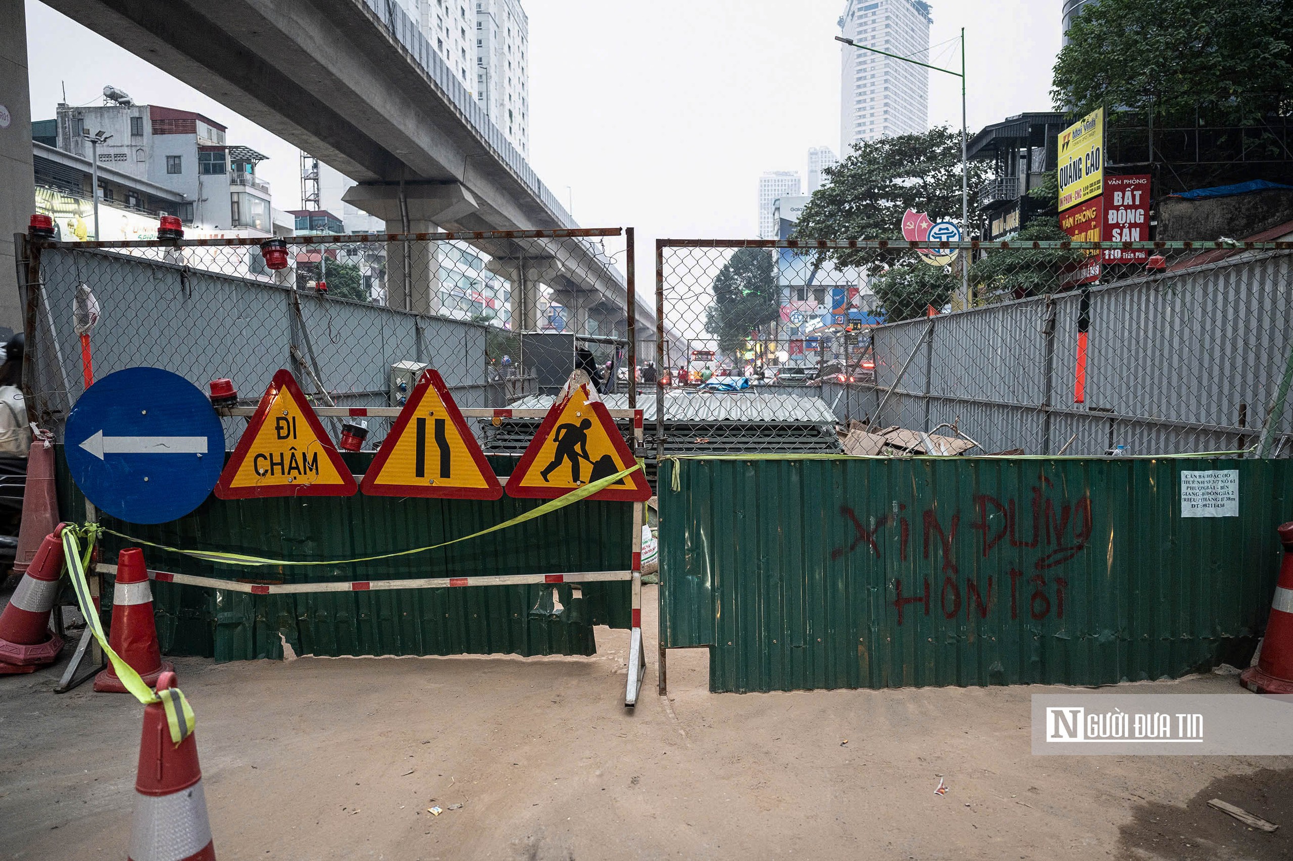 Hà Nội: Người dân chật vật di chuyển qua làn đường dày đặc lô cốt - Ảnh 4.