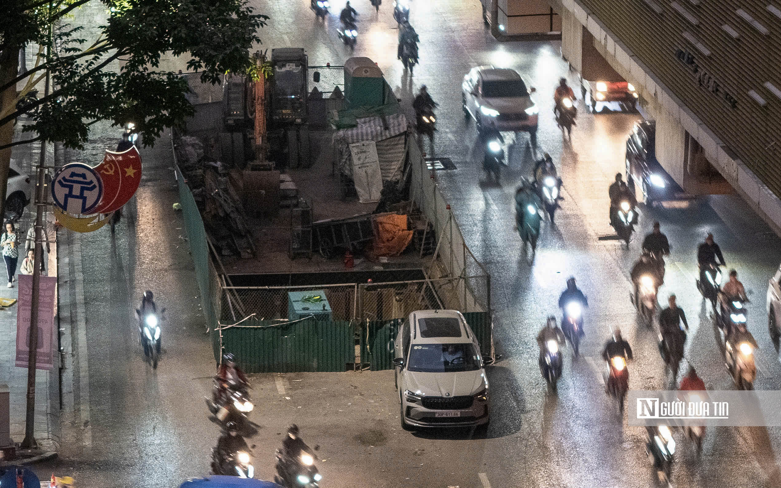 Hà Nội: Người dân chật vật di chuyển qua làn đường dày đặc lô cốt - Ảnh 1.