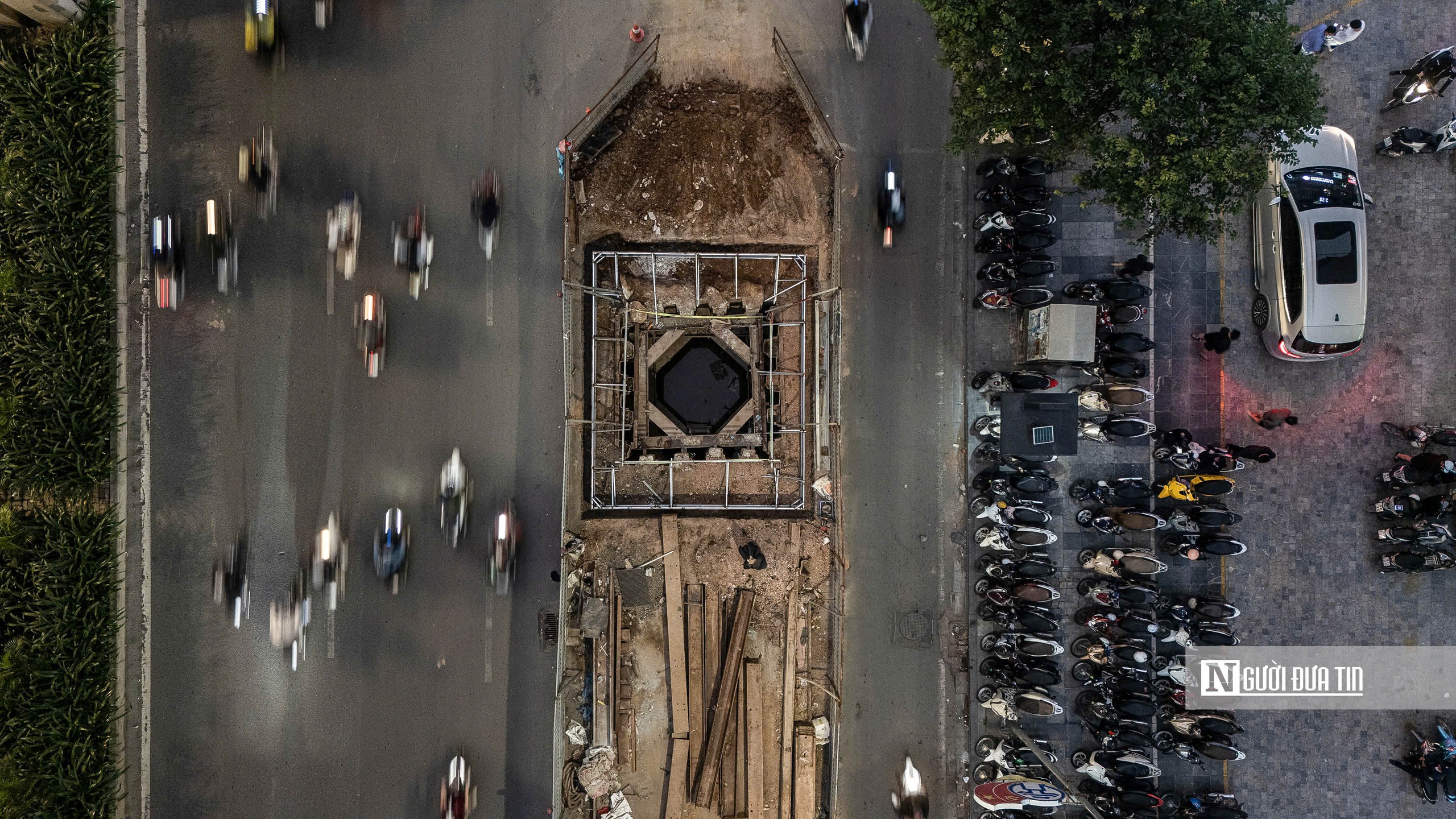 Hà Nội: Người dân chật vật di chuyển qua làn đường dày đặc lô cốt - Ảnh 3.