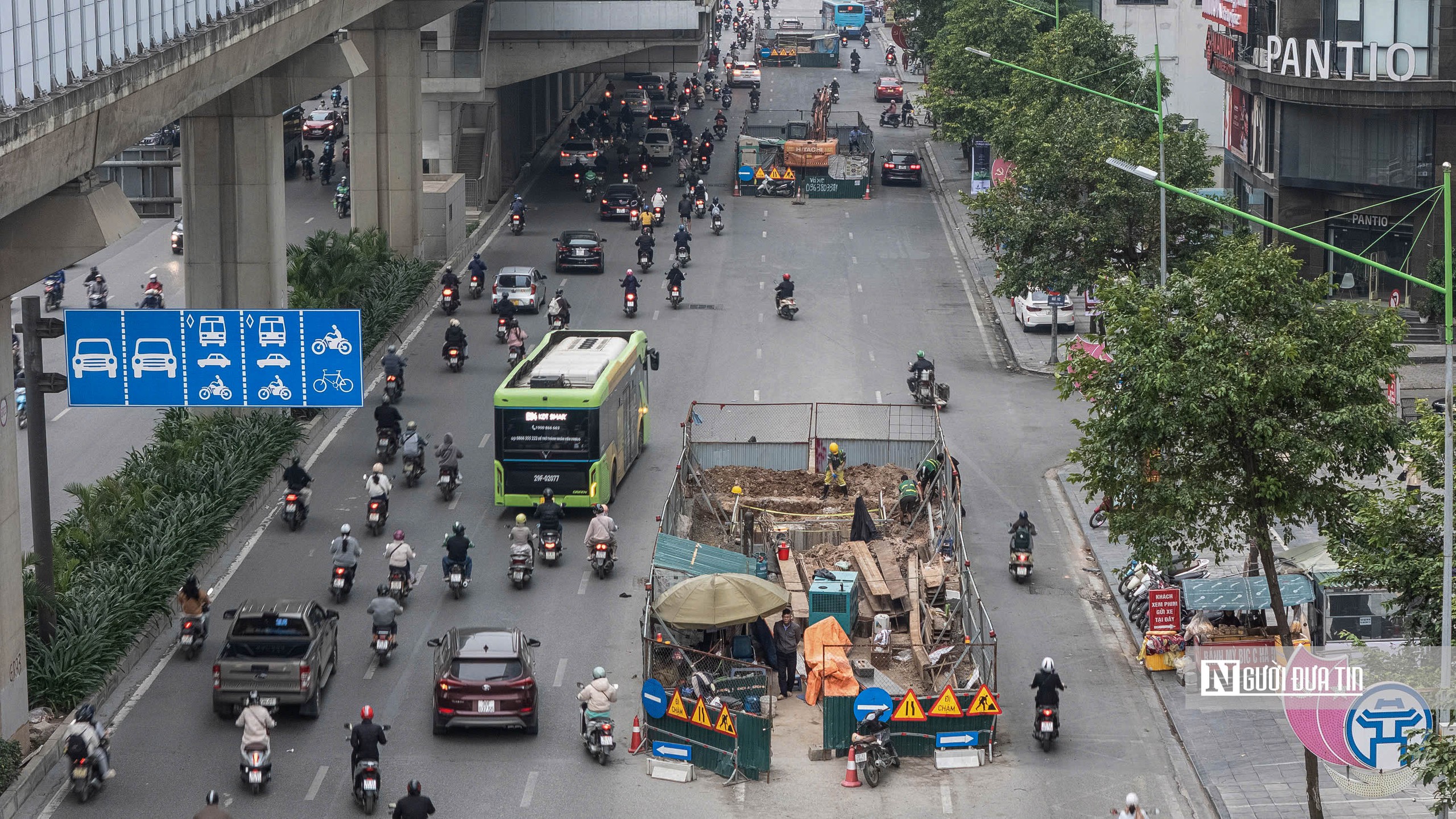 Hà Nội: Người dân chật vật di chuyển qua làn đường dày đặc lô cốt - Ảnh 9.