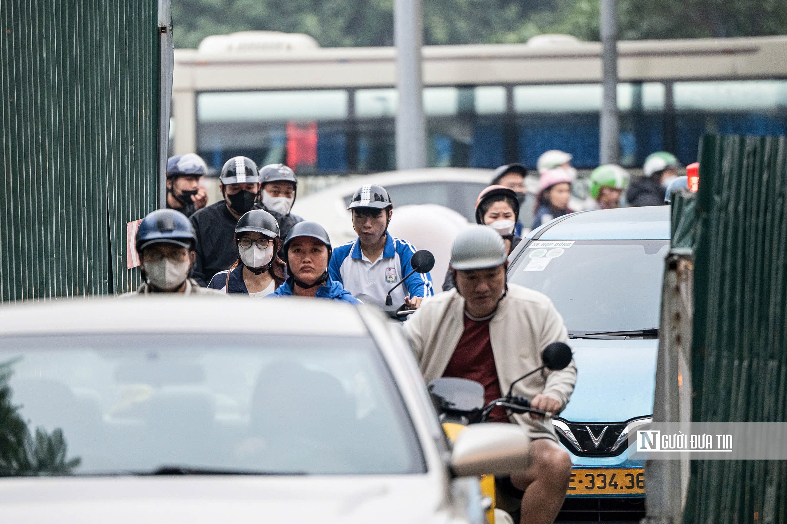 Hà Nội: Người dân chật vật di chuyển qua làn đường dày đặc lô cốt - Ảnh 6.