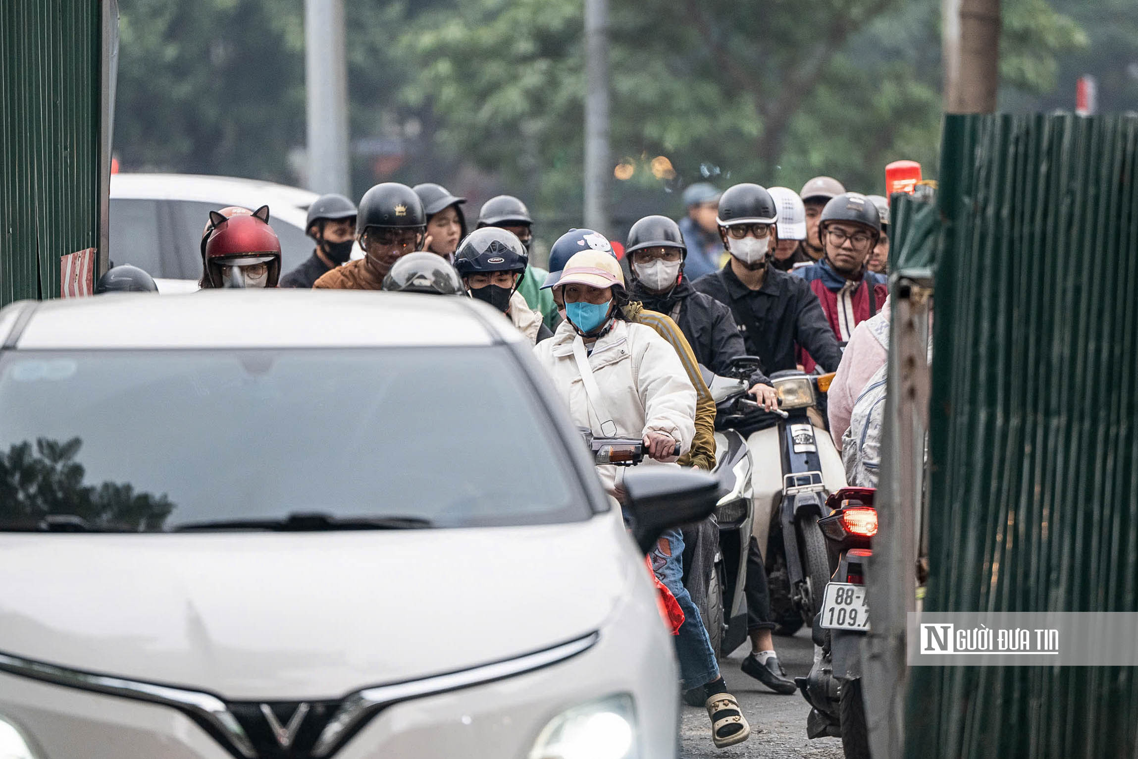 Hà Nội: Người dân chật vật di chuyển qua làn đường dày đặc lô cốt - Ảnh 7.