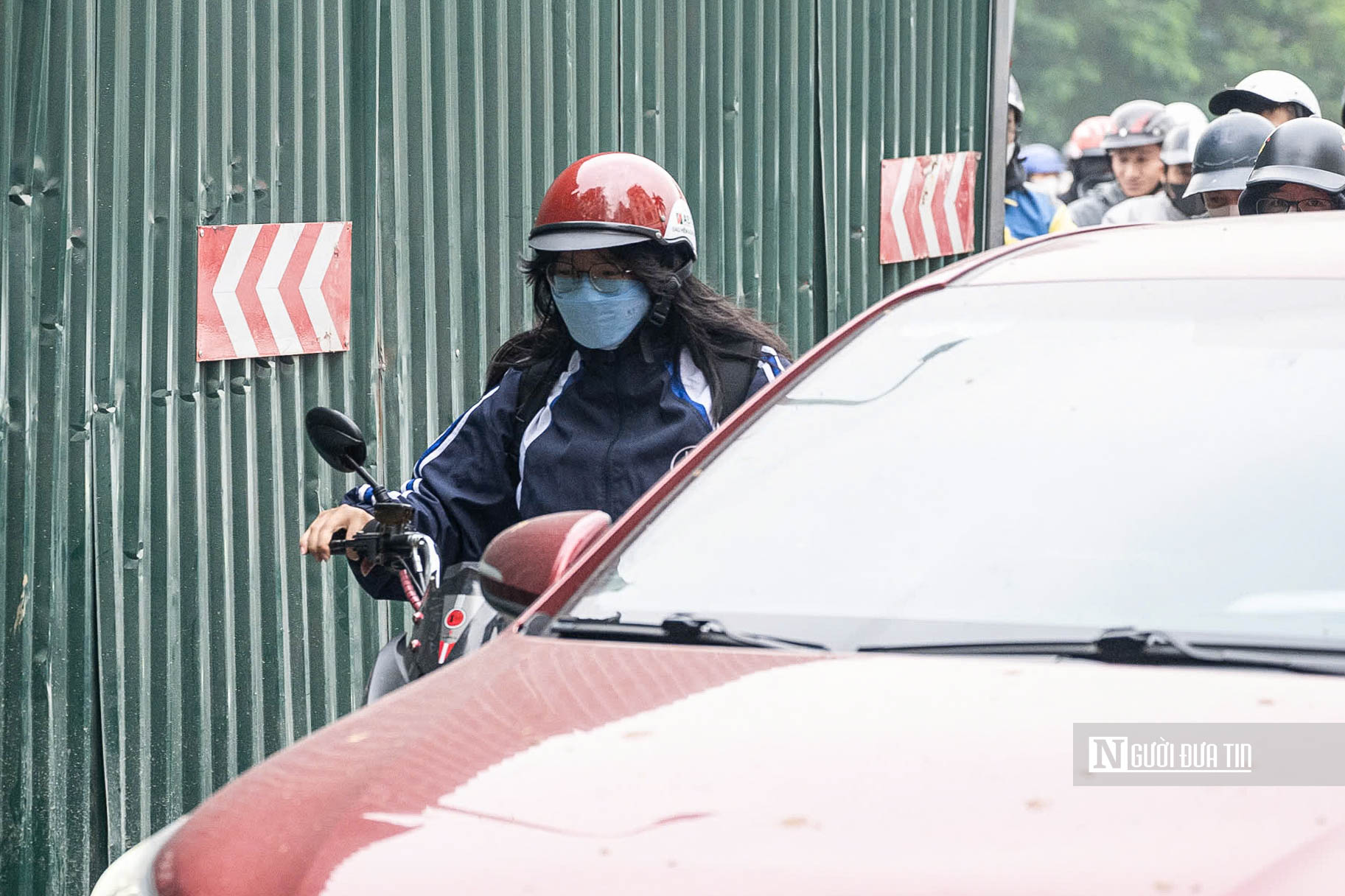 Hà Nội: Người dân chật vật di chuyển qua làn đường dày đặc lô cốt - Ảnh 8.