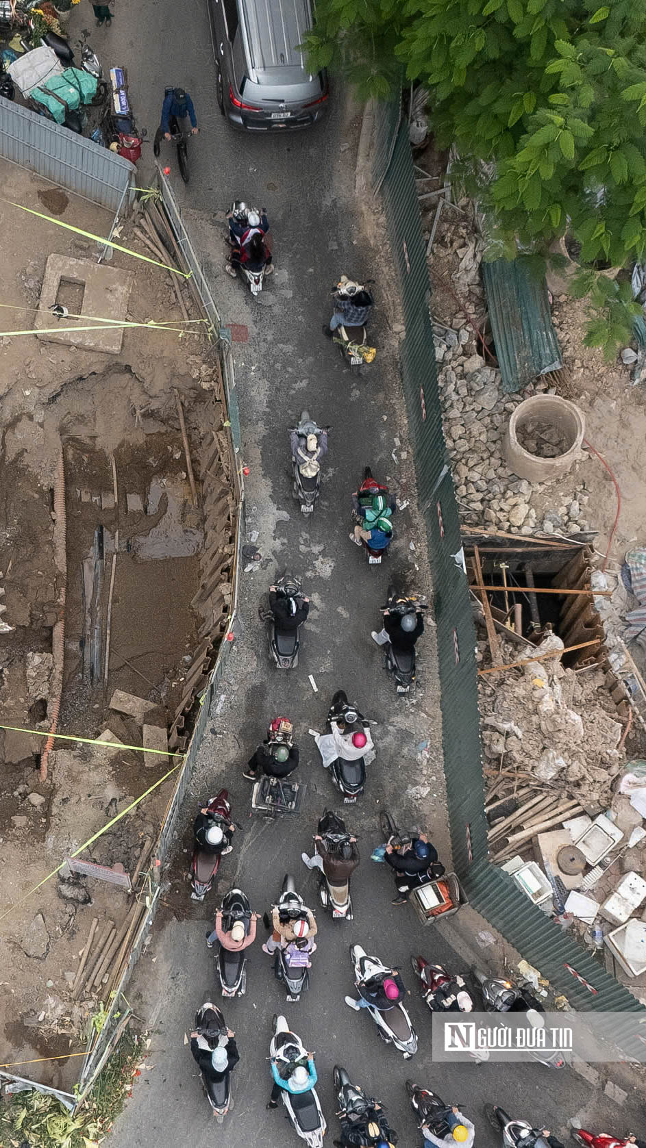 Hà Nội: Người dân chật vật di chuyển qua làn đường dày đặc lô cốt - Ảnh 5.