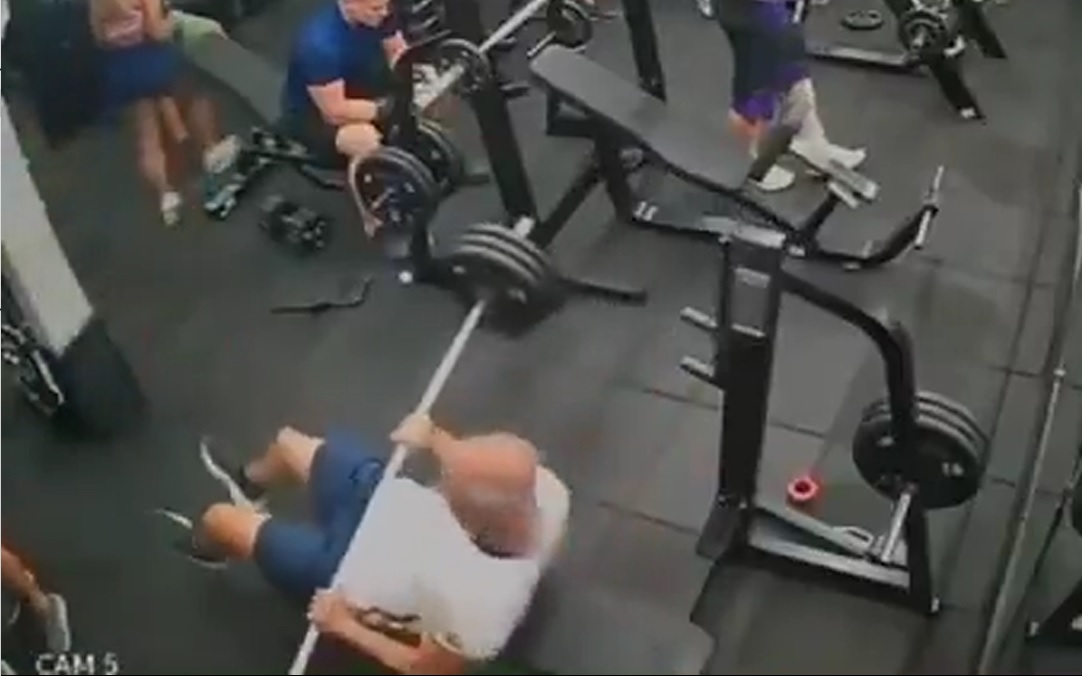 Thót tim cảnh ô tô mắc kẹt trên đường ray khi đoàn tàu hỏa đang lao tới - Ảnh 1.