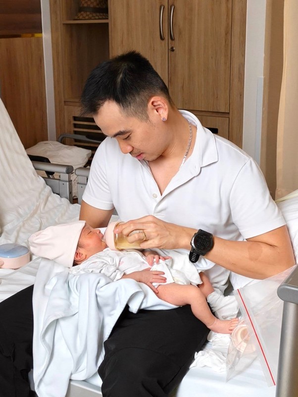 H'Hen Niê khoe khoảnh khắc đáng yêu đón Giáng sinh đầu tiên của con gái - Ảnh 8.