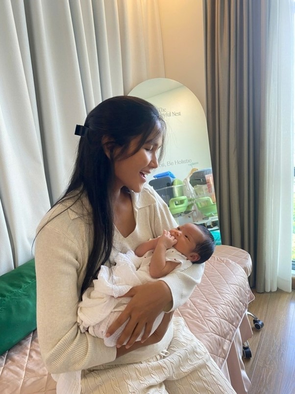 H'Hen Niê khoe khoảnh khắc đáng yêu đón Giáng sinh đầu tiên của con gái - Ảnh 7.