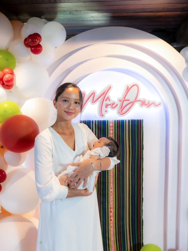 H'Hen Niê khoe khoảnh khắc đáng yêu đón Giáng sinh đầu tiên của con gái - Ảnh 5.