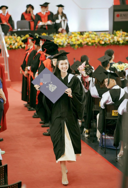 Á hậu đình đám của Vbiz ở tuổi 27: Vừa đỗ học bổng tiến sĩ 3 tỷ đồng - Ảnh 1.