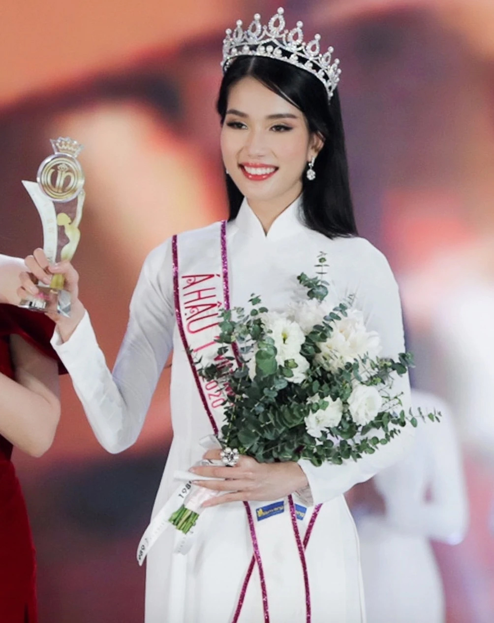 Á hậu đình đám của Vbiz ở tuổi 27: Vừa đỗ học bổng tiến sĩ 3 tỷ đồng - Ảnh 2.