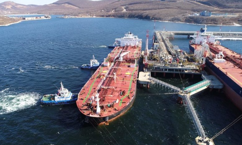 EU, G7 cân nhắc động thái cứng rắn nhất từ trước đến nay với dầu Nga - Ảnh 1.