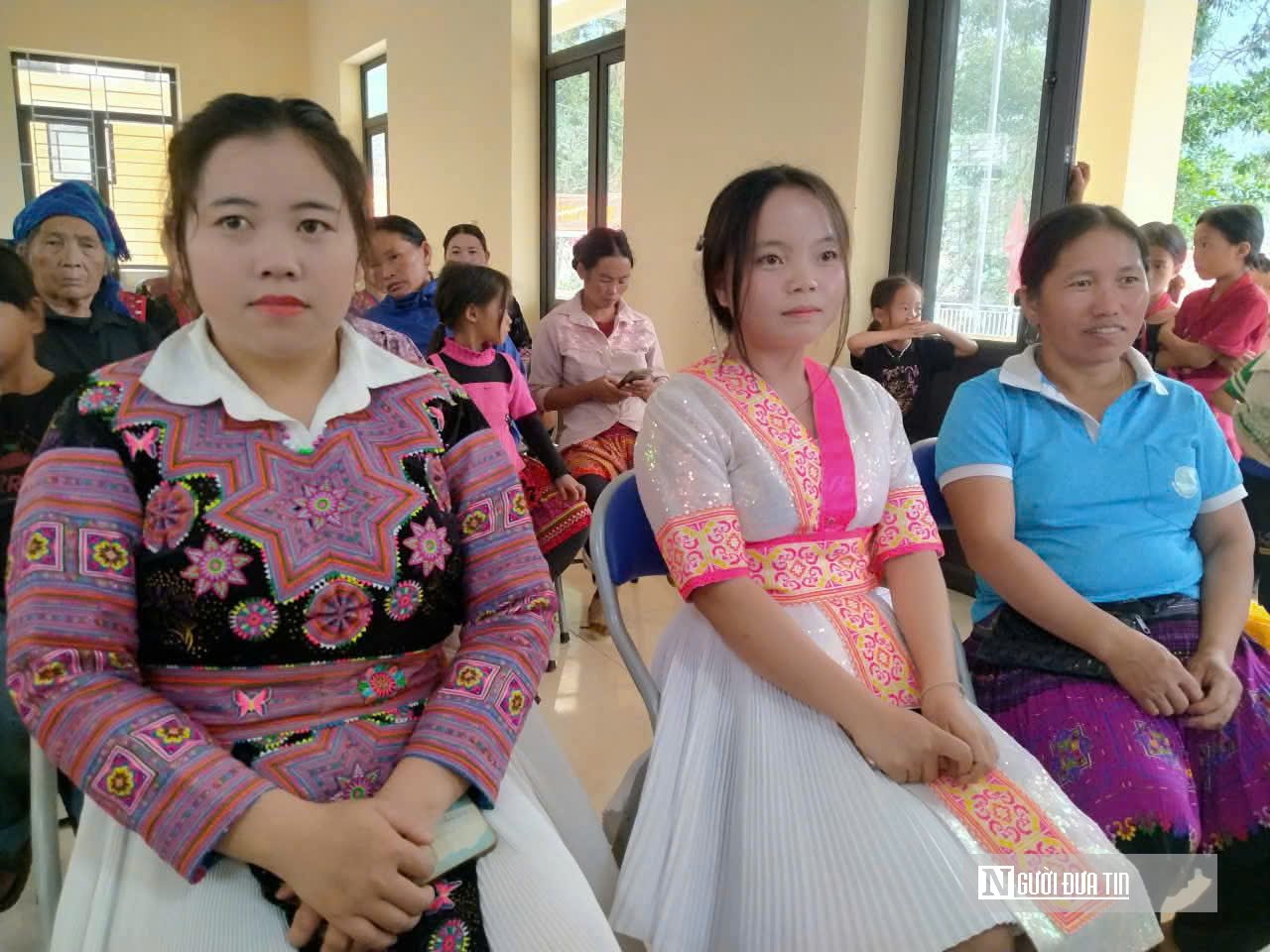 Lớp học đặc biệt miền biên viễn: Nơi những người phụ nữ Mông đi tìm ánh sáng "chữ nghĩa"- Ảnh 1. Lớp học đặc biệt miền biên viễn: Nơi những người phụ nữ Mông đi tìm ánh sáng "chữ nghĩa"- Ảnh 1.