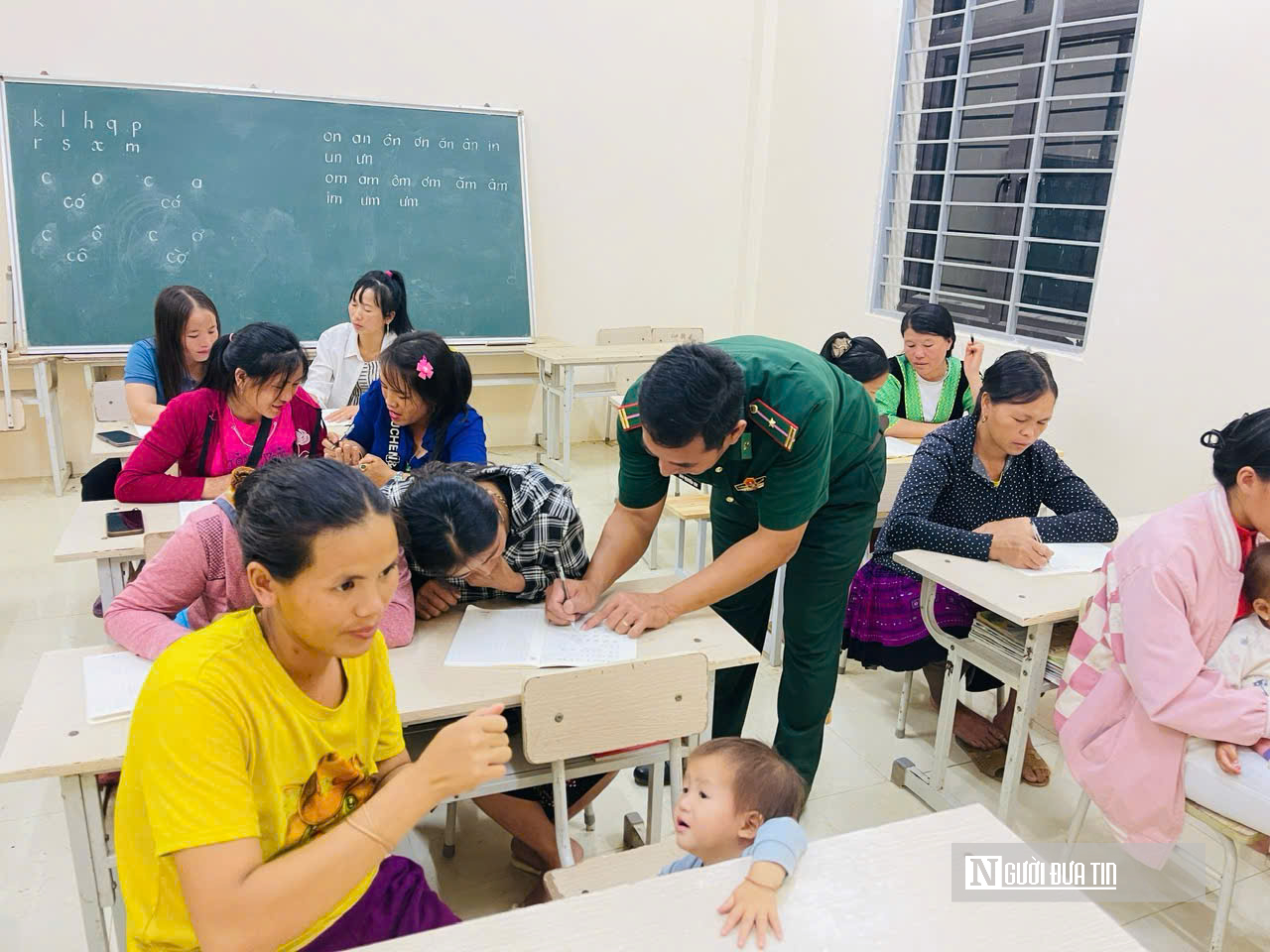 Lớp học đặc biệt miền biên viễn: Nơi những người phụ nữ Mông đi tìm ánh sáng "chữ nghĩa"- Ảnh 2. Lớp học đặc biệt miền biên viễn: Nơi những người phụ nữ Mông đi tìm ánh sáng "chữ nghĩa"- Ảnh 2.