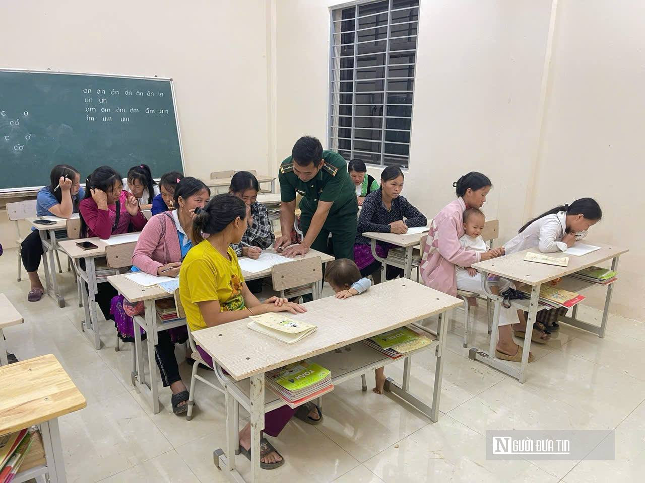 Lớp học đặc biệt miền biên viễn: Nơi những người phụ nữ Mông đi tìm ánh sáng "chữ nghĩa"- Ảnh 3. Lớp học đặc biệt miền biên viễn: Nơi những người phụ nữ Mông đi tìm ánh sáng "chữ nghĩa"- Ảnh 3.