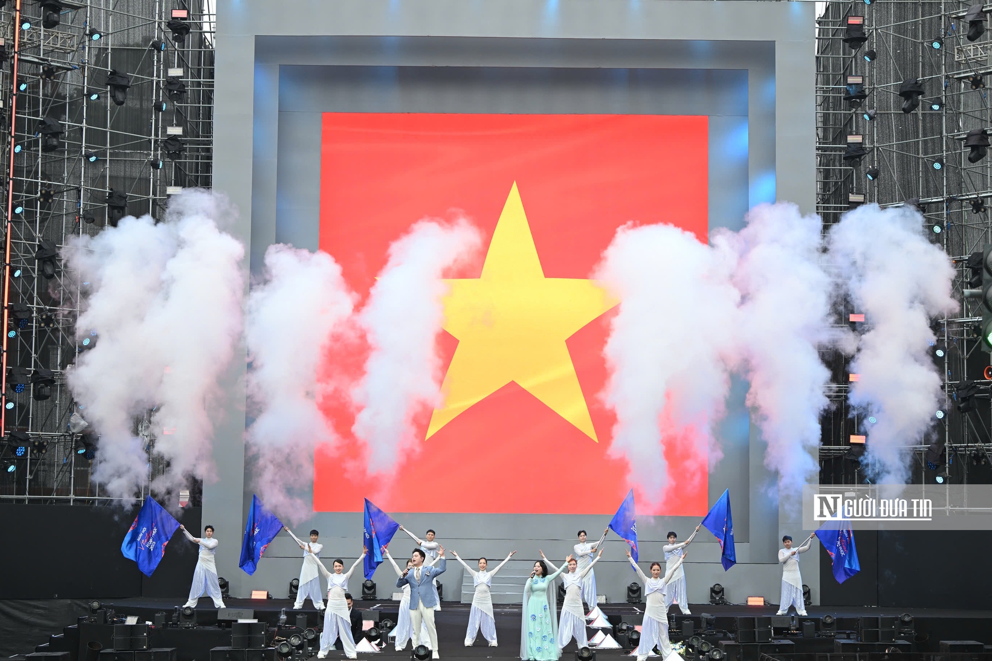 Hà Nội: 80 cặp đôi cùng bước vào lễ cưới tập thể đầy cảm xúc bên hồ Gươm - Ảnh 1.