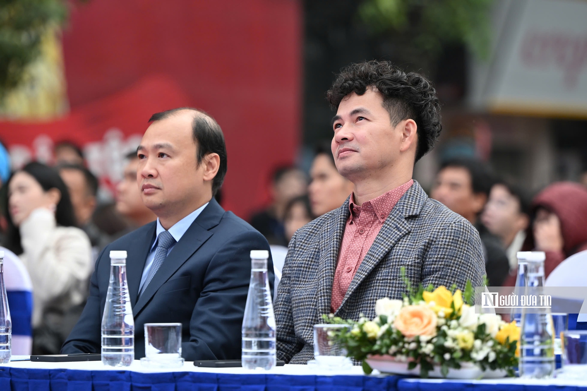 Hà Nội: 80 cặp đôi cùng bước vào lễ cưới tập thể đầy cảm xúc bên hồ Gươm - Ảnh 2.