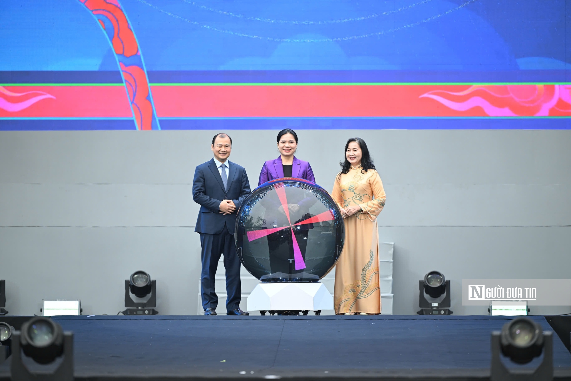 Hà Nội: 80 cặp đôi cùng bước vào lễ cưới tập thể đầy cảm xúc bên hồ Gươm - Ảnh 3.