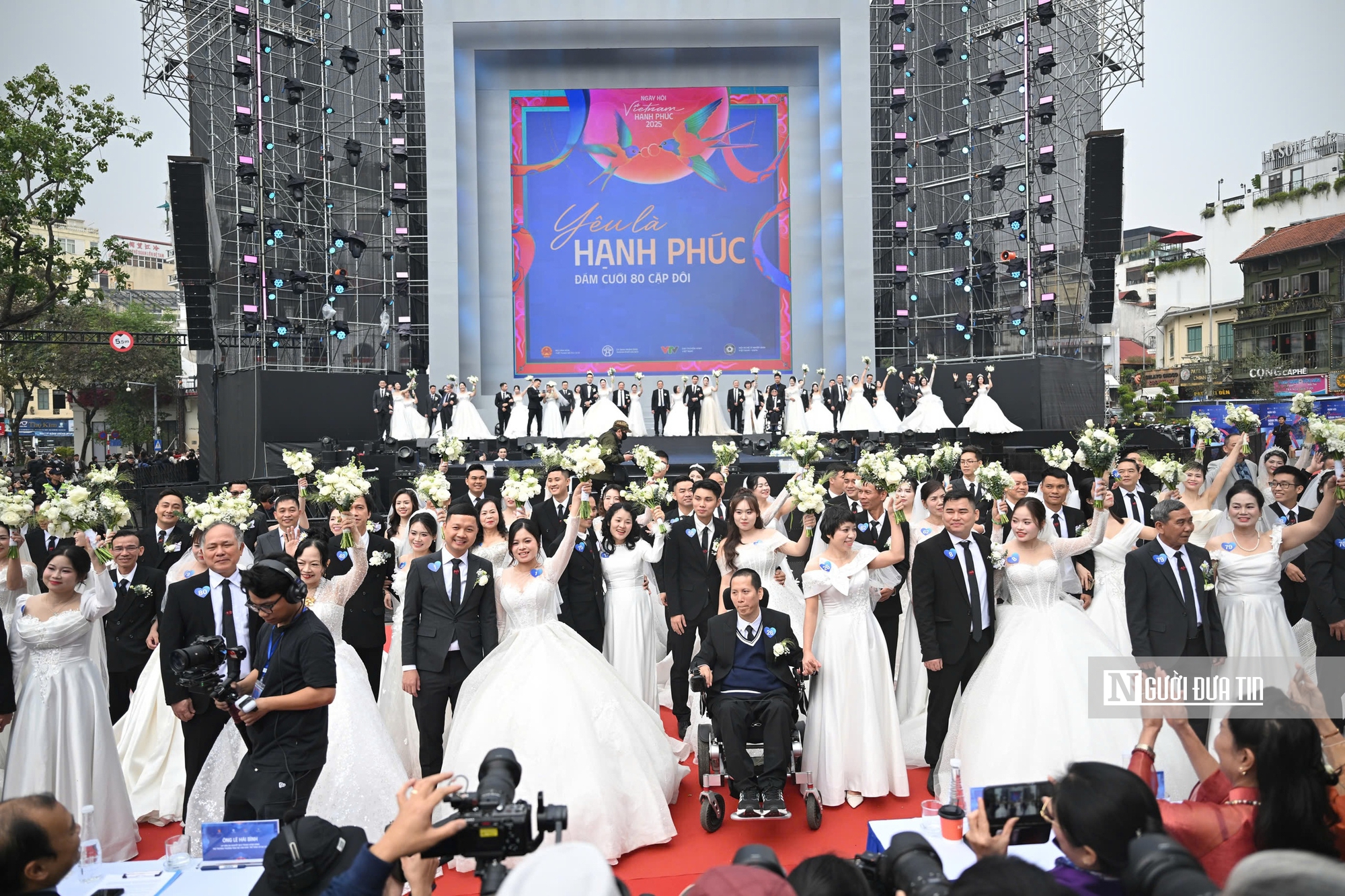 Hà Nội: 80 cặp đôi cùng bước vào lễ cưới tập thể đầy cảm xúc bên hồ Gươm - Ảnh 4.