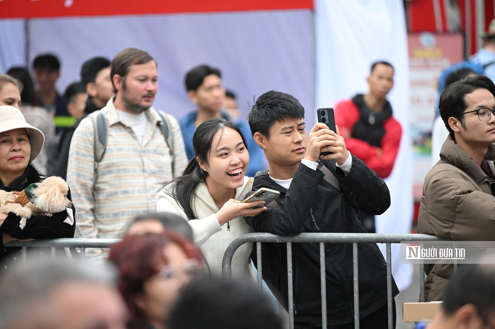 Hà Nội: 80 cặp đôi cùng bước vào lễ cưới tập thể đầy cảm xúc bên hồ Gươm - Ảnh 7.