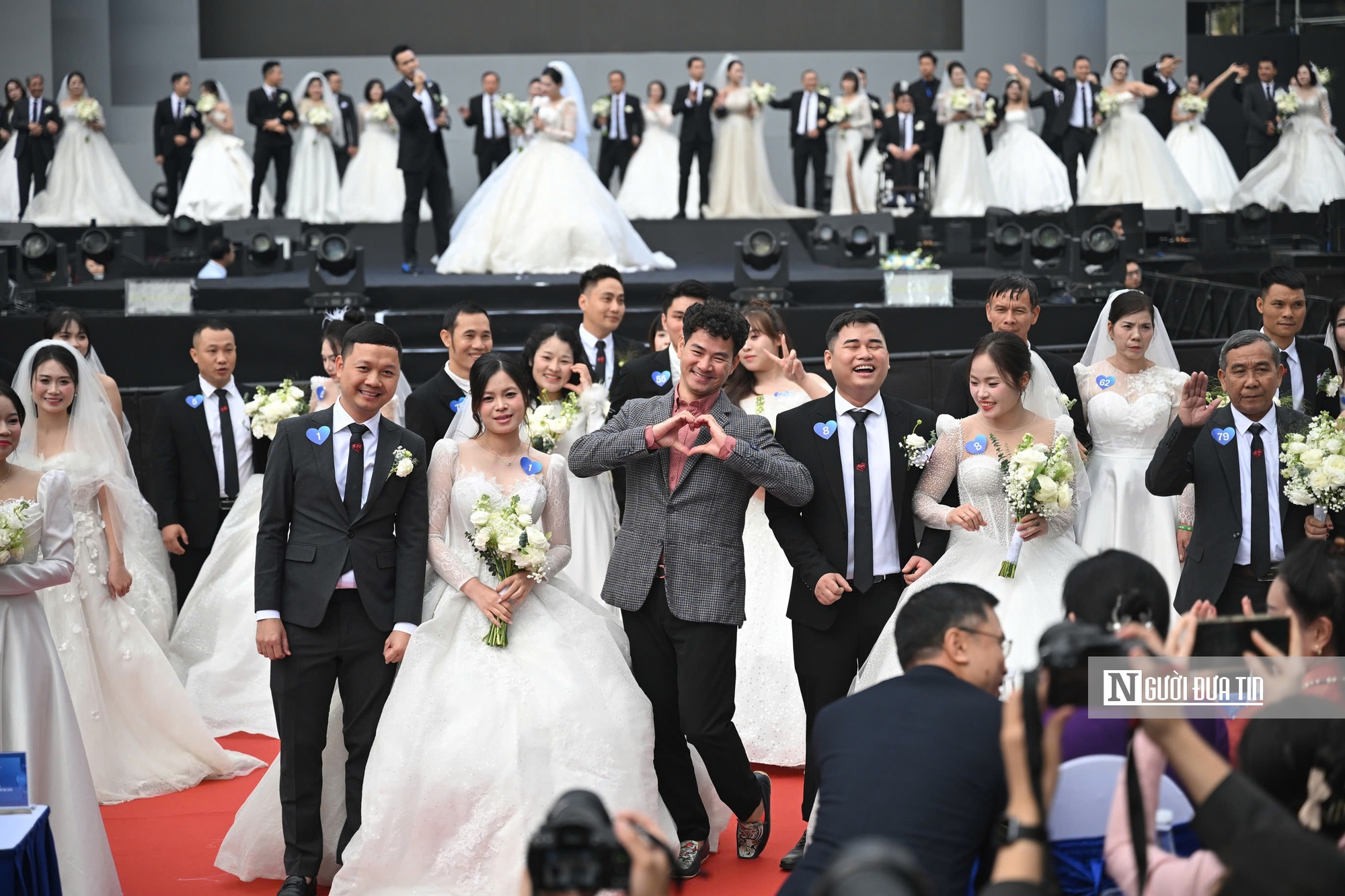 Hà Nội: 80 cặp đôi cùng bước vào lễ cưới tập thể đầy cảm xúc bên hồ Gươm - Ảnh 8.