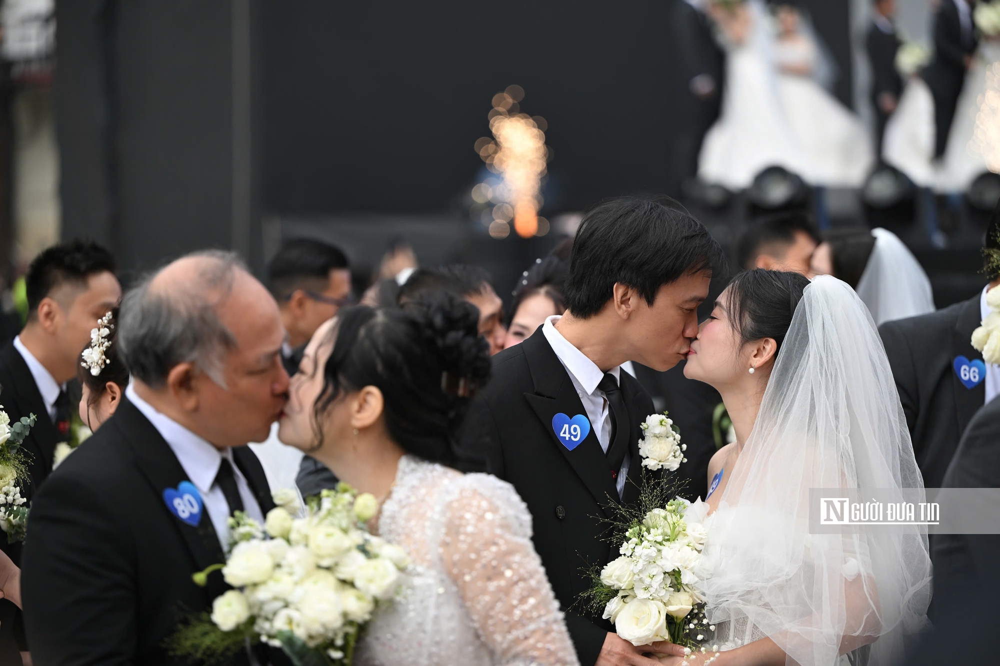 Hà Nội: 80 cặp đôi cùng bước vào lễ cưới tập thể đầy cảm xúc bên hồ Gươm - Ảnh 9.