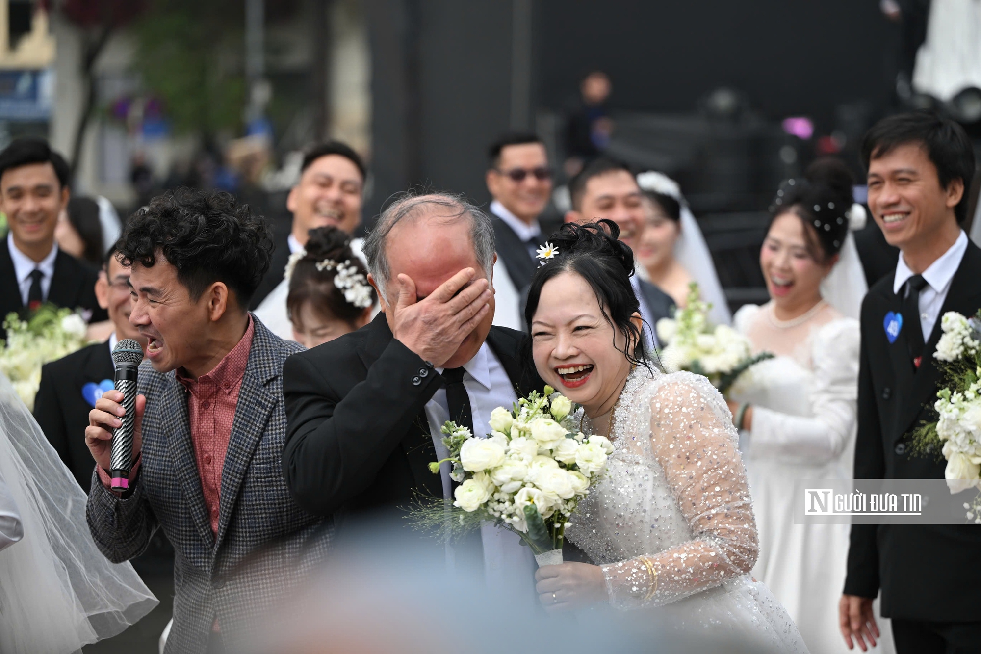 Hà Nội: 80 cặp đôi cùng bước vào lễ cưới tập thể đầy cảm xúc bên hồ Gươm - Ảnh 10.