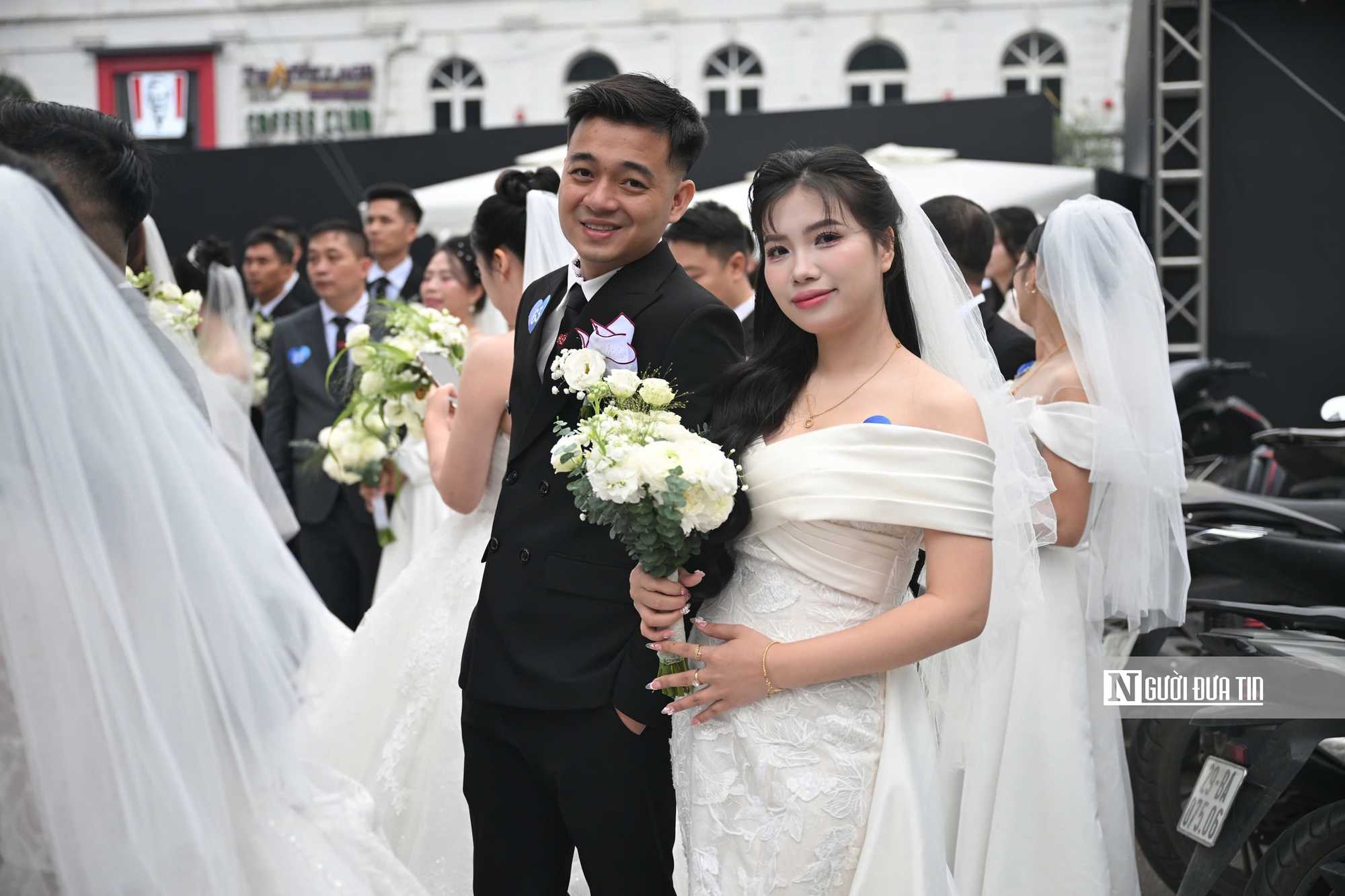 Hà Nội: 80 cặp đôi cùng bước vào lễ cưới tập thể đầy cảm xúc bên hồ Gươm - Ảnh 11.