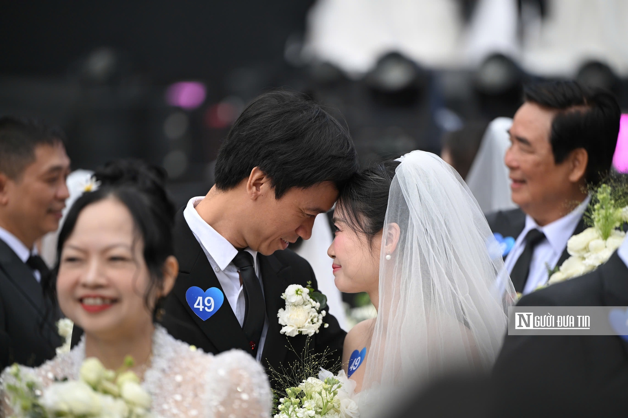 Hà Nội: 80 cặp đôi cùng bước vào lễ cưới tập thể đầy cảm xúc bên hồ Gươm - Ảnh 12.