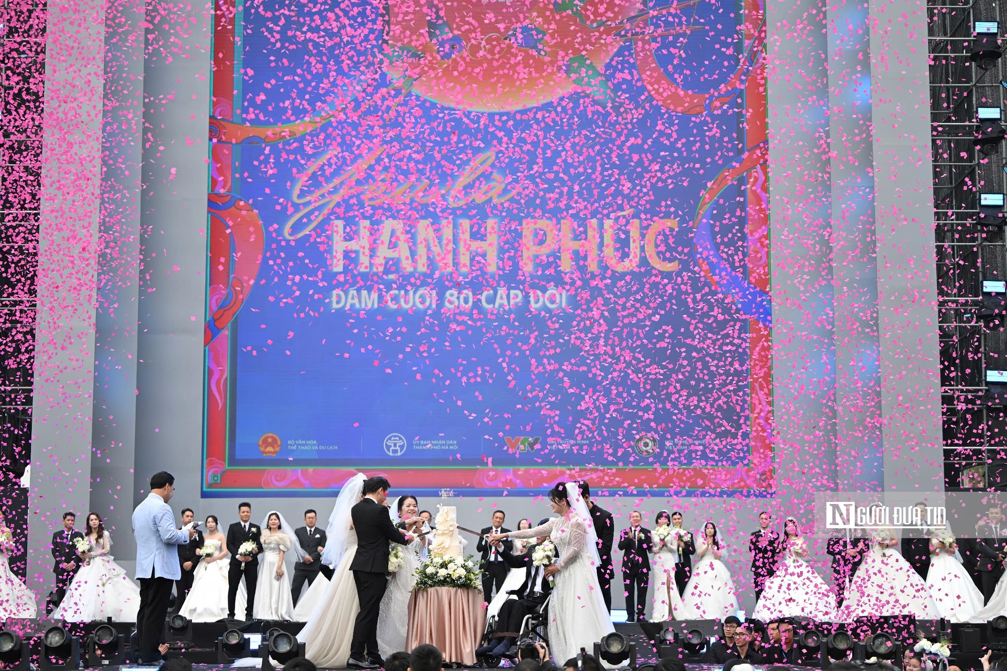 Hà Nội: 80 cặp đôi cùng bước vào lễ cưới tập thể đầy cảm xúc bên hồ Gươm - Ảnh 13.