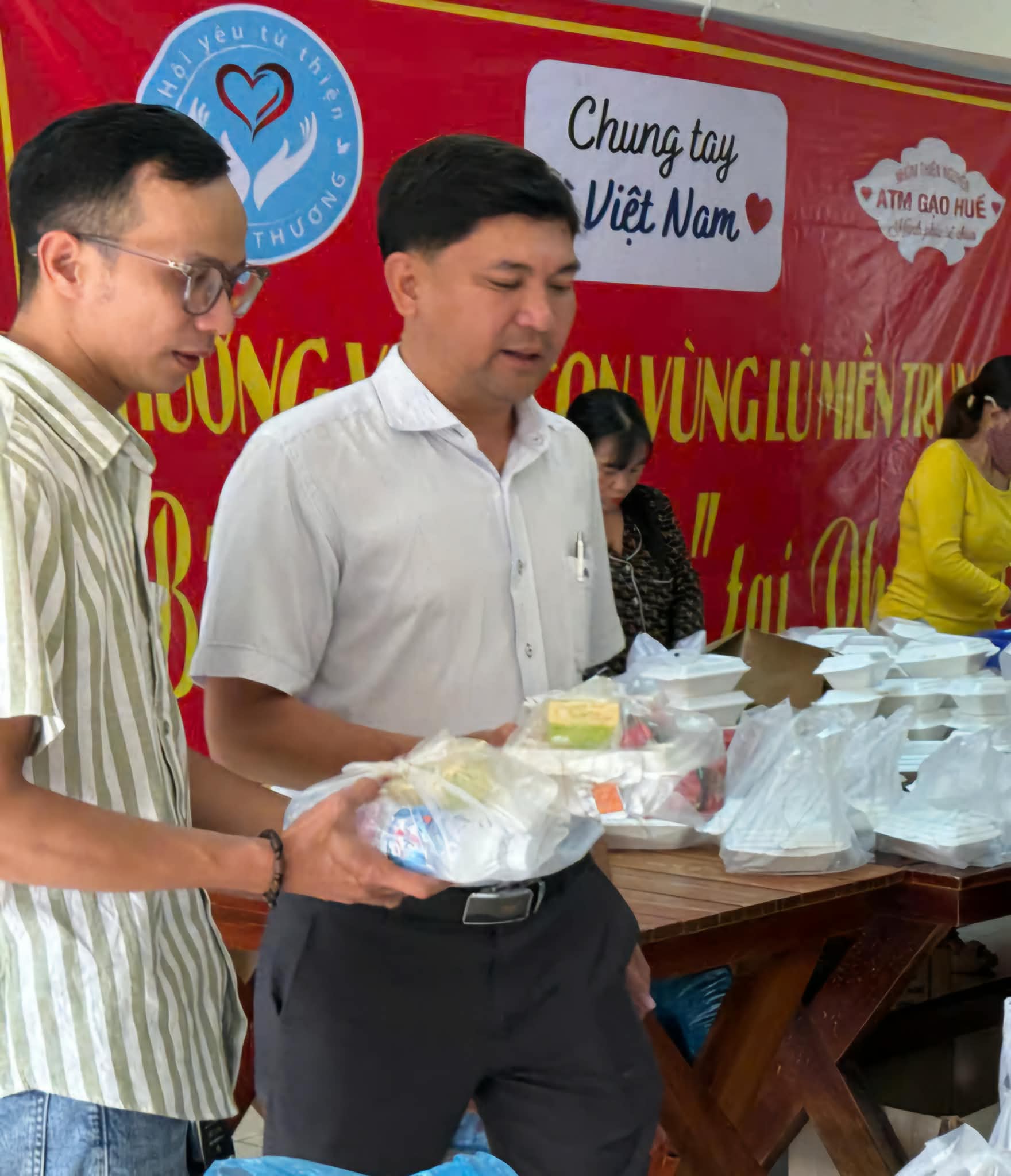 Cứu trợ về từ lũ dữ ở Nam Trung Bộ: “Nghe giọng Huế, bà con quý lắm”- Ảnh 7. Cứu trợ về từ lũ dữ ở Nam Trung Bộ: “Nghe giọng Huế, bà con quý lắm”- Ảnh 7.