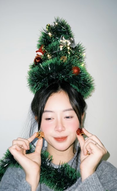 Đu trend buộc tóc cây thông Noel gây sốt mùa Giáng sinh - Ảnh 1.