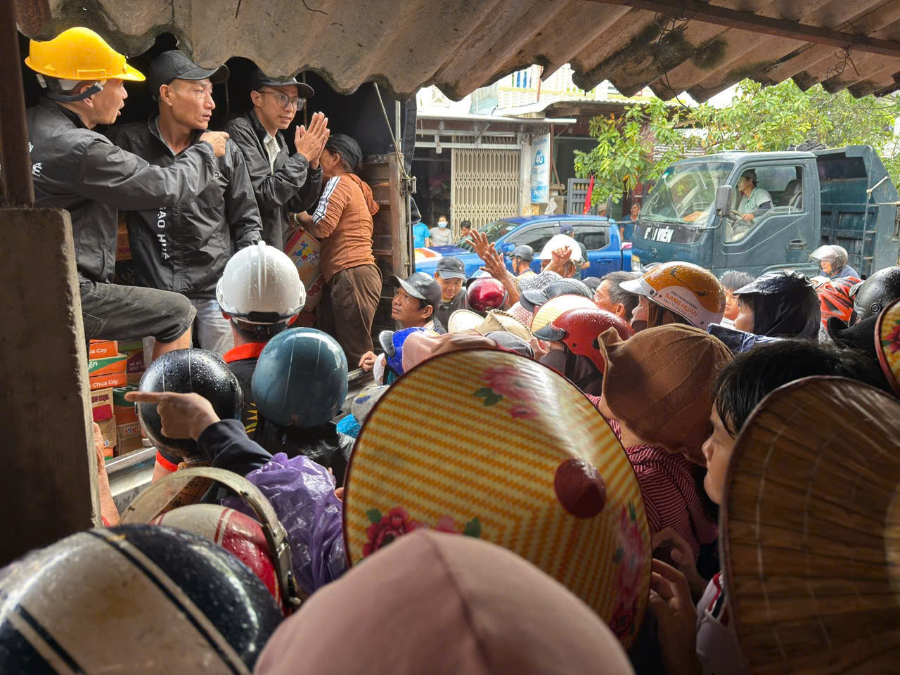 Cứu trợ về từ lũ dữ ở Nam Trung Bộ: “Nghe giọng Huế, bà con quý lắm”- Ảnh 6. Cứu trợ về từ lũ dữ ở Nam Trung Bộ: “Nghe giọng Huế, bà con quý lắm”- Ảnh 6.