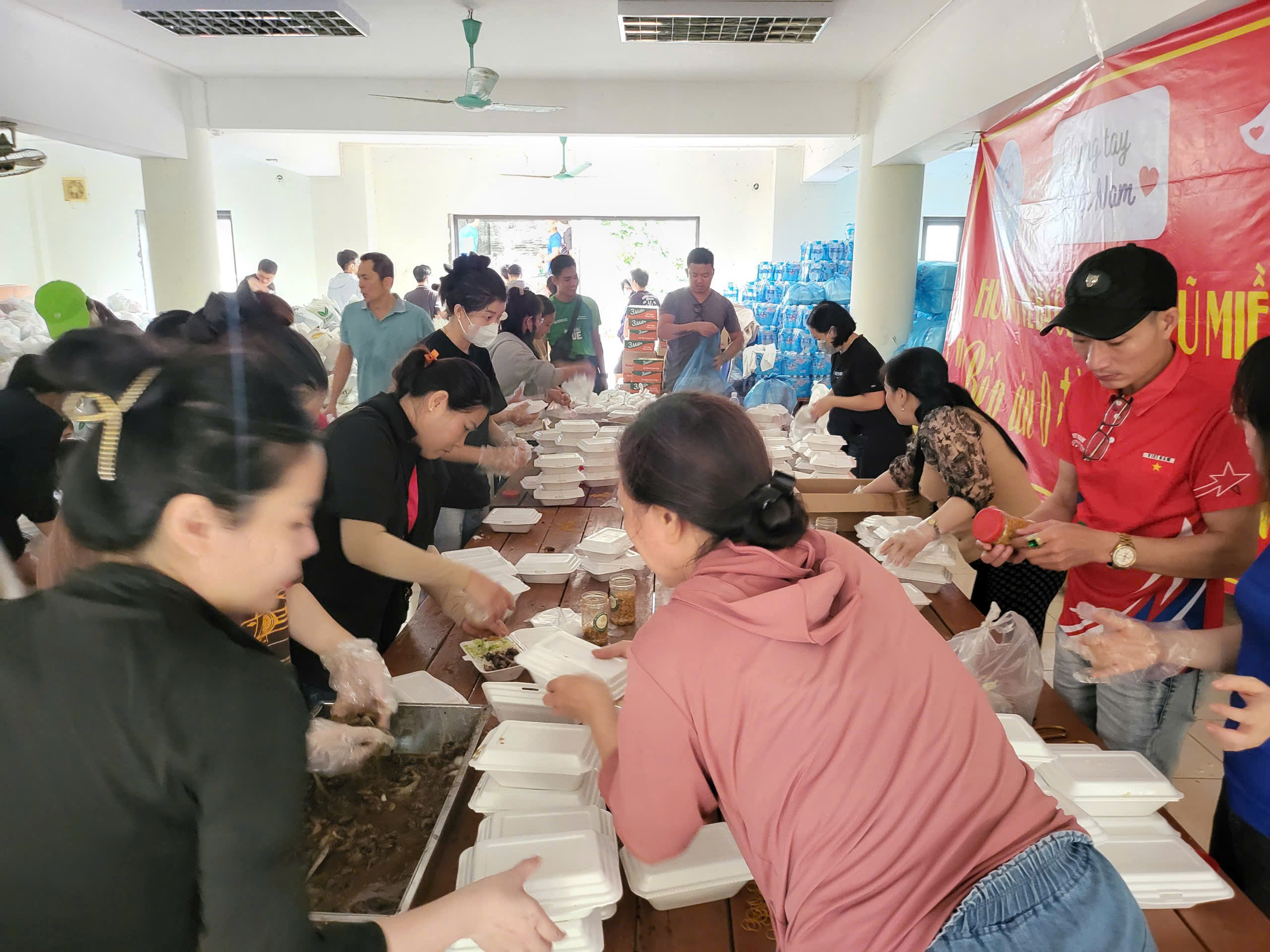 Cứu trợ về từ lũ dữ ở Nam Trung Bộ: “Nghe giọng Huế, bà con quý lắm”- Ảnh 3. Cứu trợ về từ lũ dữ ở Nam Trung Bộ: “Nghe giọng Huế, bà con quý lắm”- Ảnh 3.