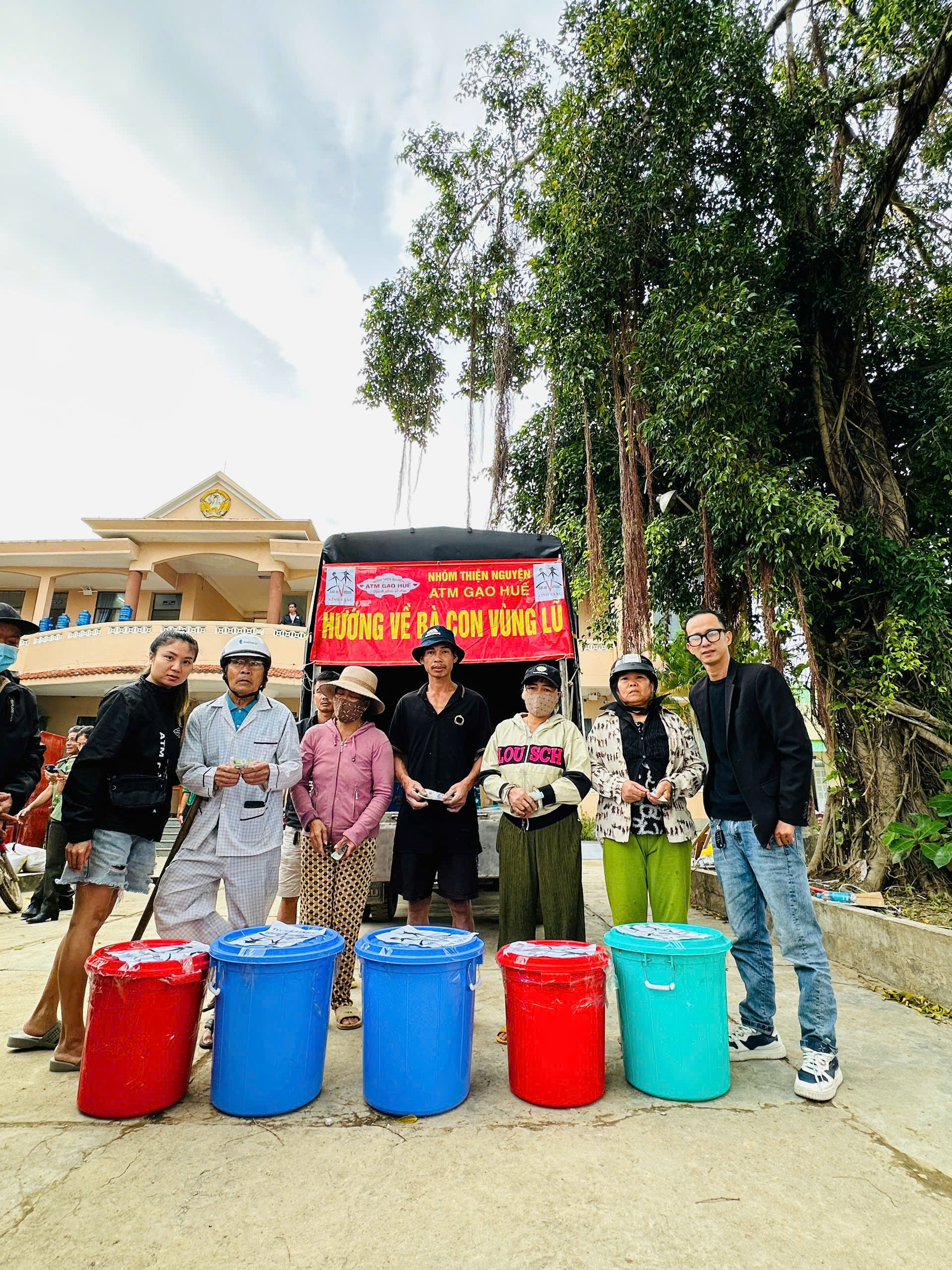 Cứu trợ về từ lũ dữ ở Nam Trung Bộ: “Nghe giọng Huế, bà con quý lắm”- Ảnh 4. Cứu trợ về từ lũ dữ ở Nam Trung Bộ: “Nghe giọng Huế, bà con quý lắm”- Ảnh 4.