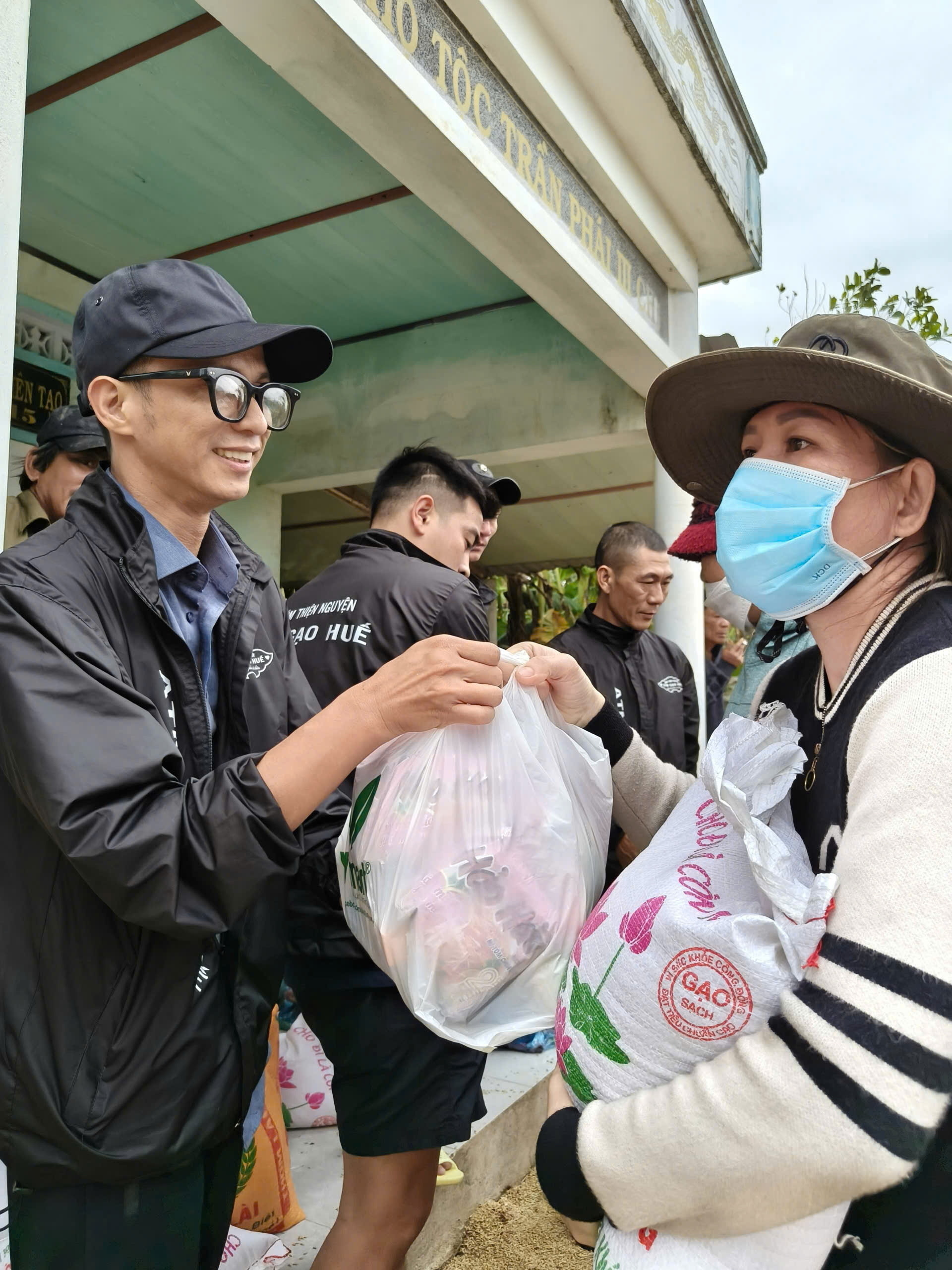 Cứu trợ về từ lũ dữ ở Nam Trung Bộ: “Nghe giọng Huế, bà con quý lắm”- Ảnh 1. Cứu trợ về từ lũ dữ ở Nam Trung Bộ: “Nghe giọng Huế, bà con quý lắm”- Ảnh 1.