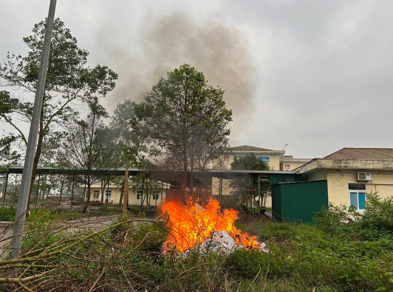 Hơn 7.000 hộp thuốc chữa bệnh không rõ nguồn gốc bị tiêu hủy - Ảnh 1.