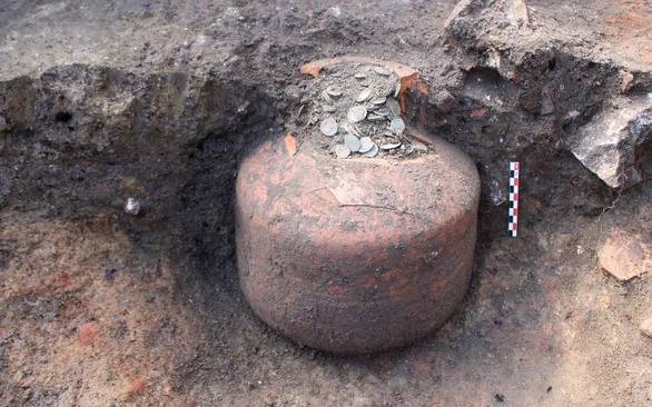 Được ng&agrave;y dọn nh&agrave; gi&uacute;p mẹ, c&ocirc; g&aacute;i xinh đẹp vứt nhầm hộp v&agrave;ng gần 2 tỷ đồng v&agrave;o th&ugrave;ng r&aacute;c- Ảnh 3.