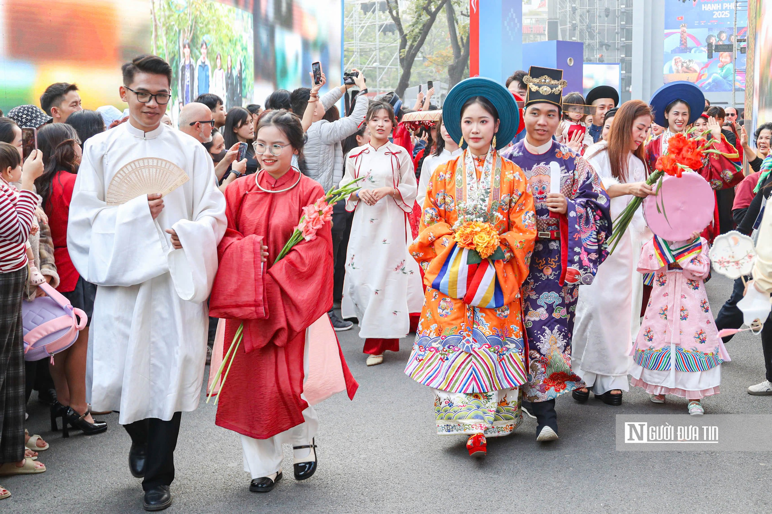 Hà Nội: 800 người mặc Việt phục tái hiện lễ cưới tại hồ Gươm- Ảnh 7. Hà Nội: 800 người mặc Việt phục tái hiện lễ cưới tại hồ Gươm- Ảnh 7.