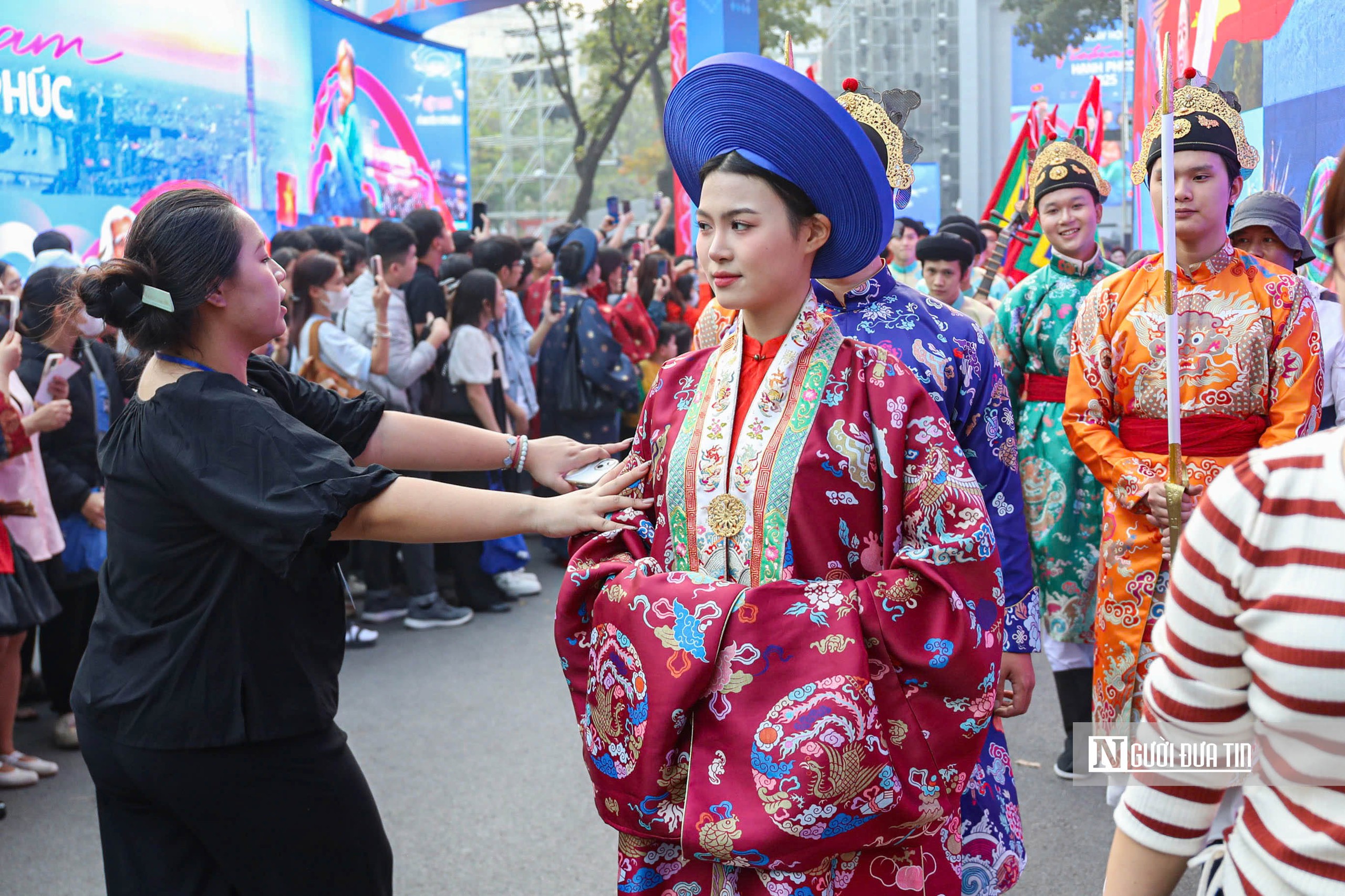 Hà Nội: 800 người mặc Việt phục tái hiện lễ cưới tại hồ Gươm- Ảnh 11. Hà Nội: 800 người mặc Việt phục tái hiện lễ cưới tại hồ Gươm- Ảnh 11.