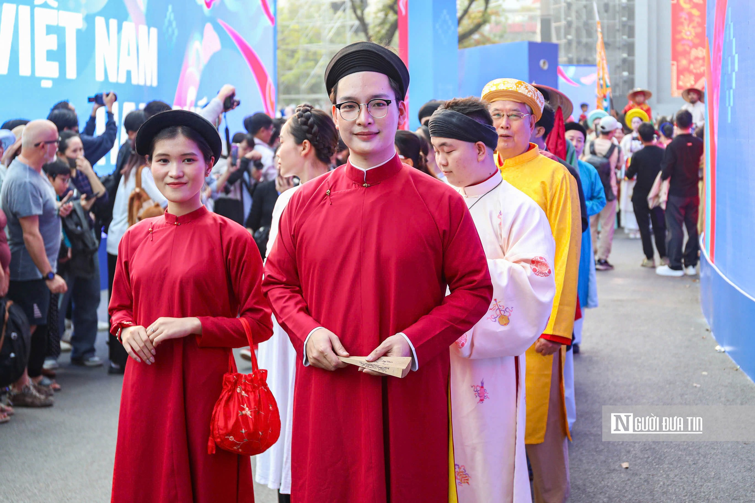 Hà Nội: 800 người mặc Việt phục tái hiện lễ cưới tại hồ Gươm- Ảnh 8. Hà Nội: 800 người mặc Việt phục tái hiện lễ cưới tại hồ Gươm- Ảnh 8.