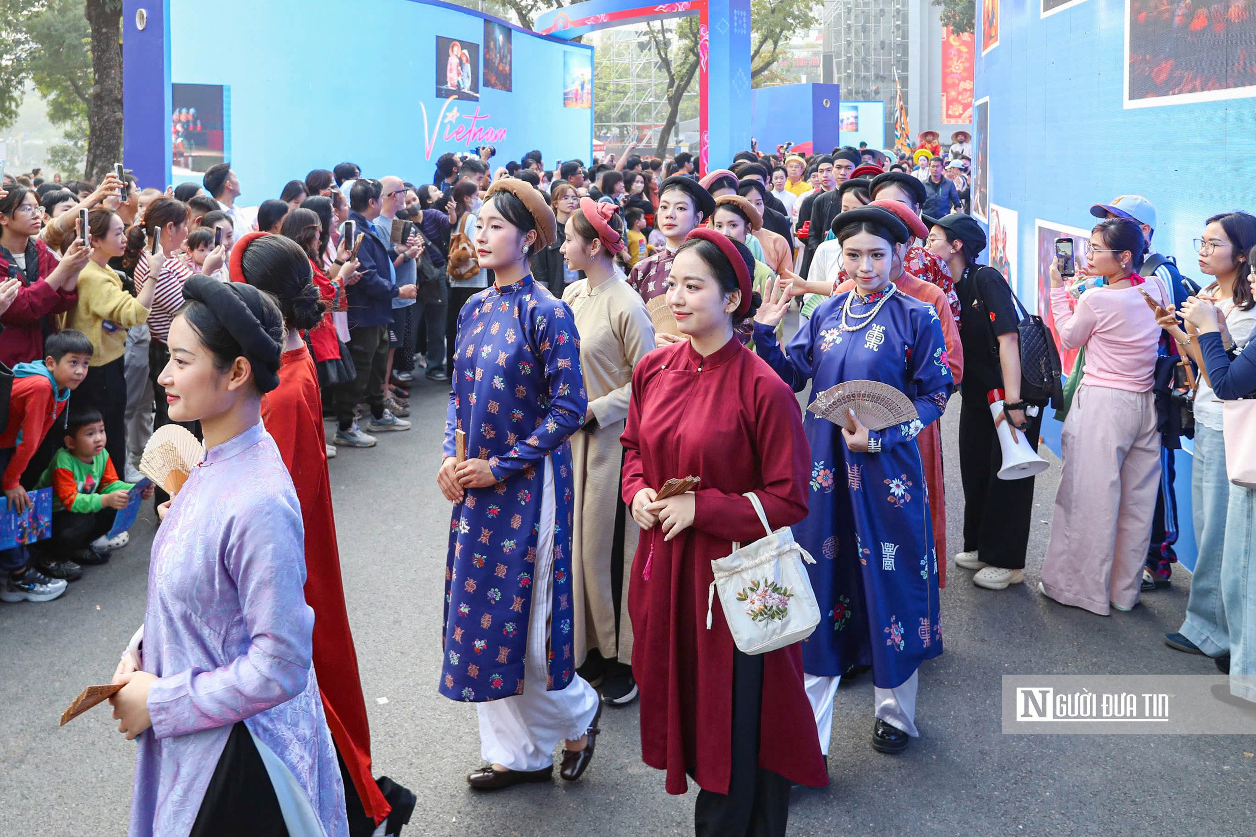 Hà Nội: 800 người mặc Việt phục tái hiện lễ cưới tại hồ Gươm- Ảnh 9. Hà Nội: 800 người mặc Việt phục tái hiện lễ cưới tại hồ Gươm- Ảnh 9.