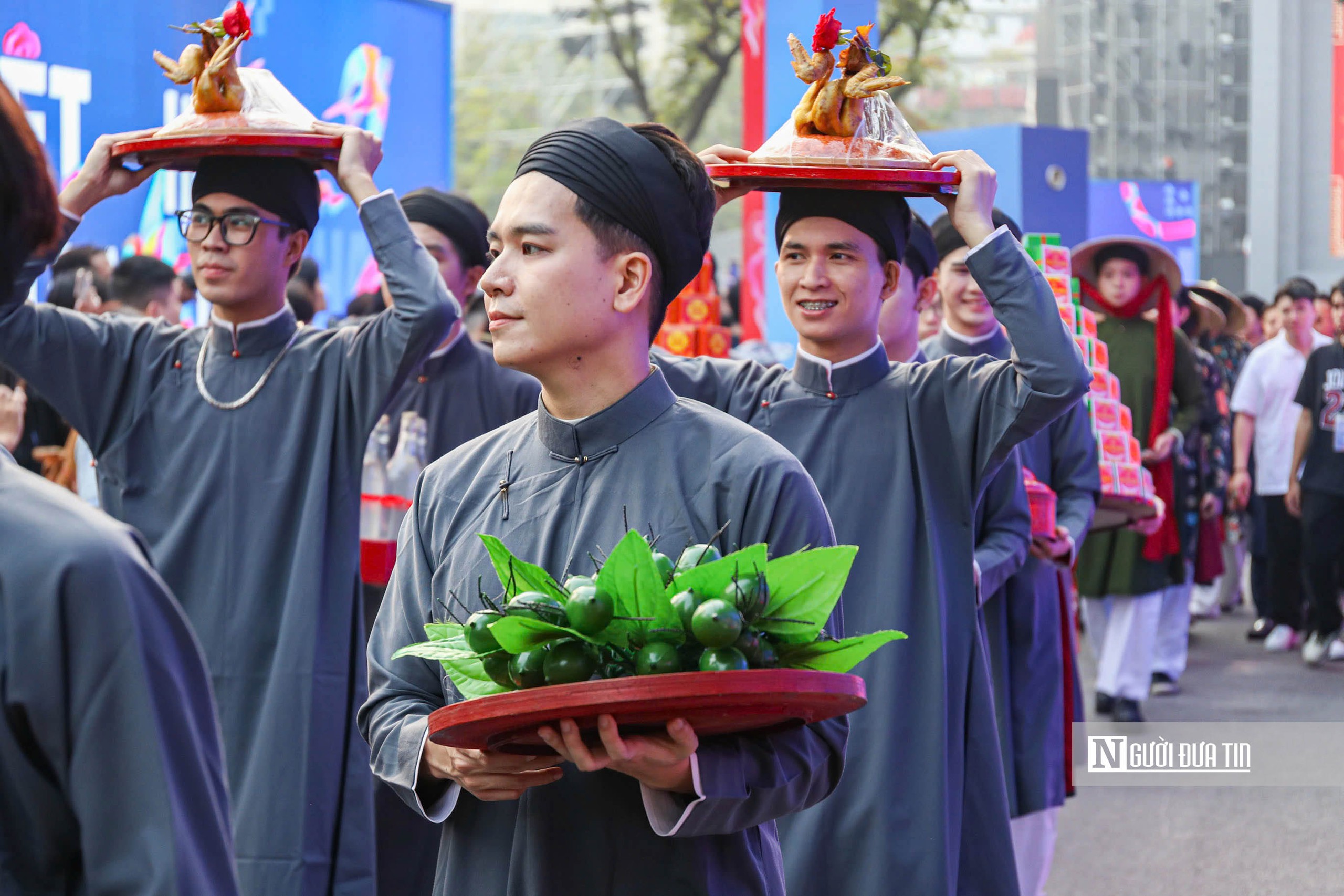 Hà Nội: 800 người mặc Việt phục tái hiện lễ cưới tại hồ Gươm- Ảnh 10. Hà Nội: 800 người mặc Việt phục tái hiện lễ cưới tại hồ Gươm- Ảnh 10.