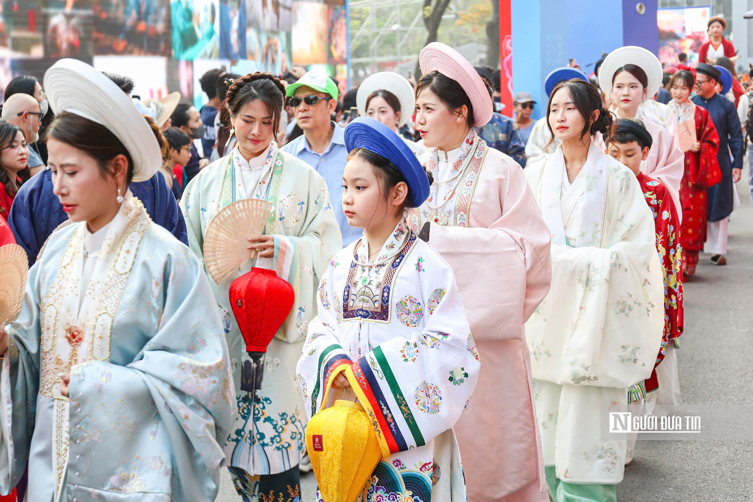 Hà Nội: 800 người mặc Việt phục tái hiện lễ cưới tại hồ Gươm- Ảnh 6. Hà Nội: 800 người mặc Việt phục tái hiện lễ cưới tại hồ Gươm- Ảnh 6.