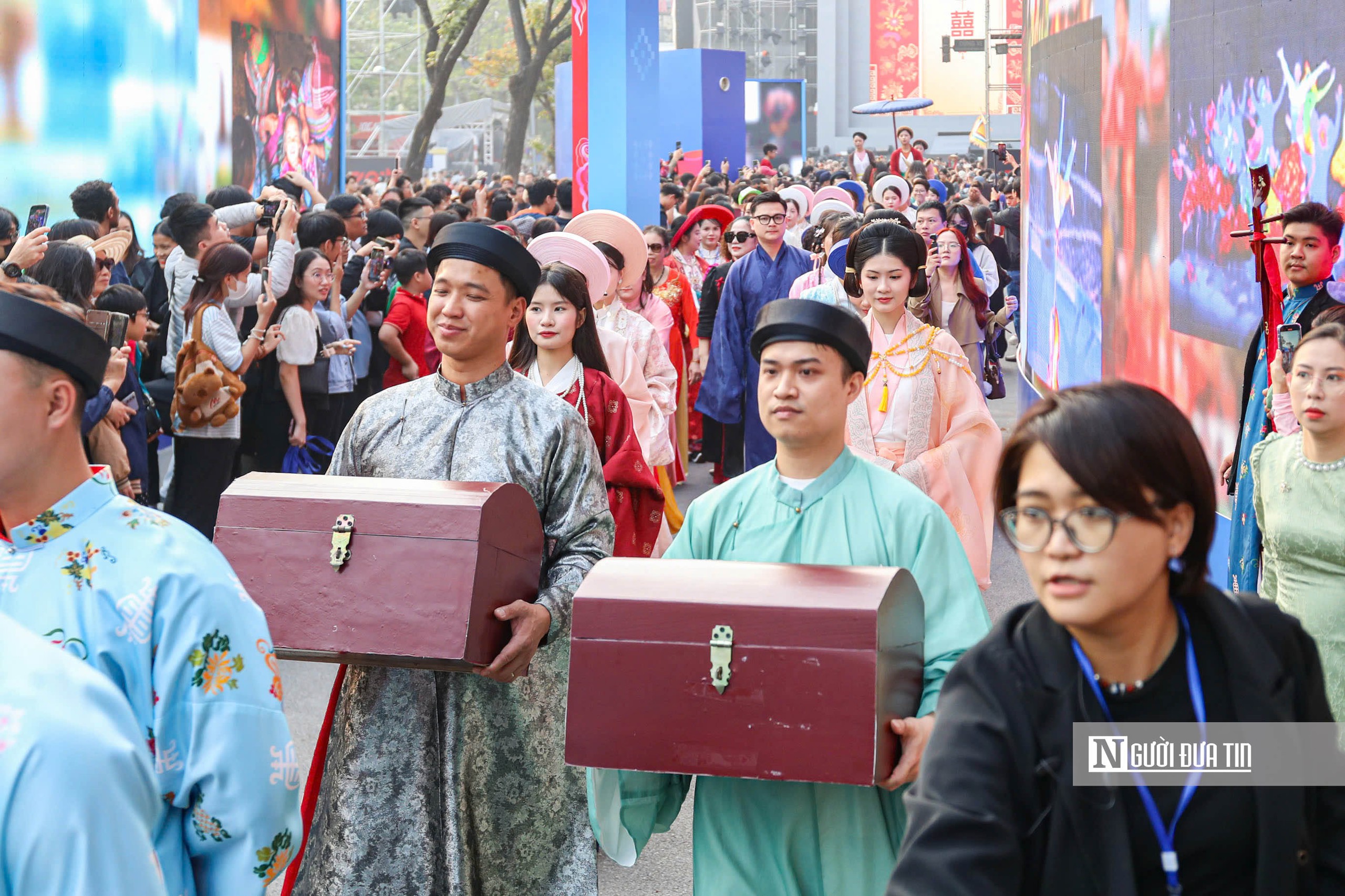 Hà Nội: 800 người mặc Việt phục tái hiện lễ cưới tại hồ Gươm- Ảnh 4. Hà Nội: 800 người mặc Việt phục tái hiện lễ cưới tại hồ Gươm- Ảnh 4.