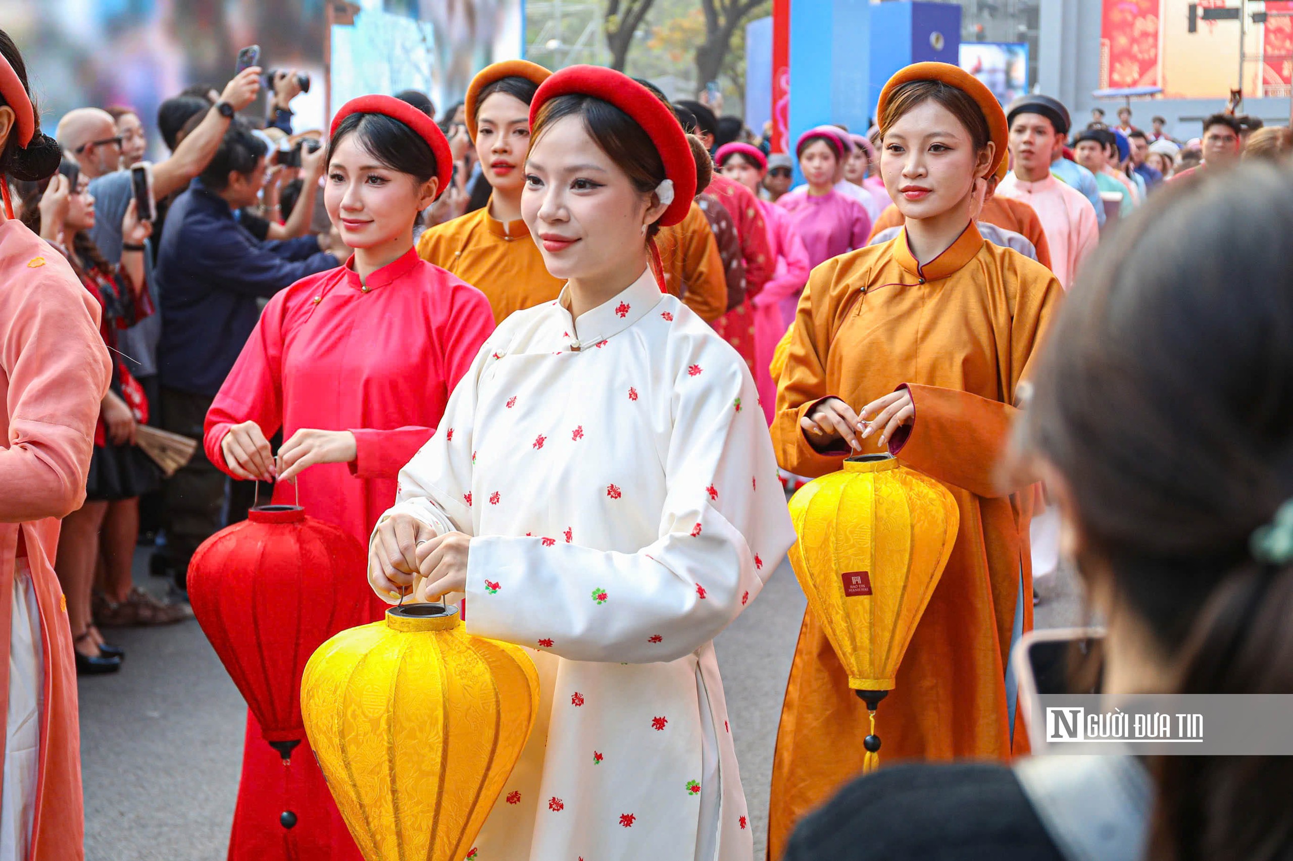 Hà Nội: 800 người mặc Việt phục tái hiện lễ cưới tại hồ Gươm- Ảnh 5. Hà Nội: 800 người mặc Việt phục tái hiện lễ cưới tại hồ Gươm- Ảnh 5.