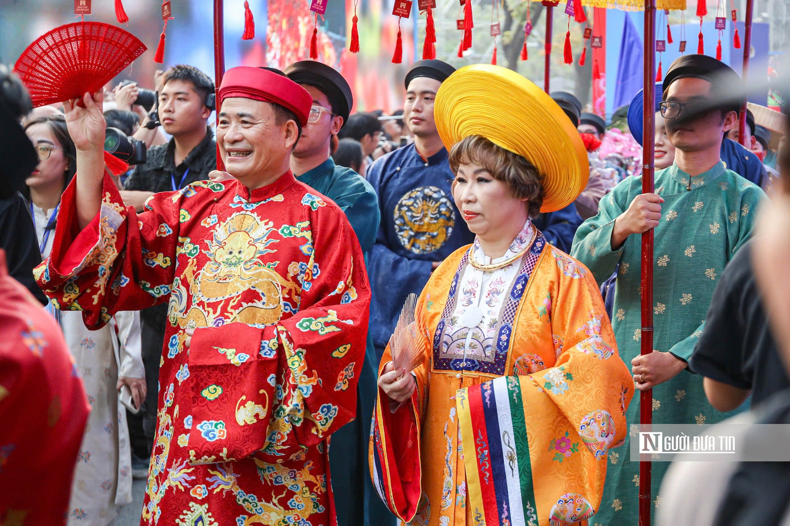 Hà Nội: 800 người mặc Việt phục tái hiện lễ cưới tại hồ Gươm- Ảnh 12. Hà Nội: 800 người mặc Việt phục tái hiện lễ cưới tại hồ Gươm- Ảnh 12.